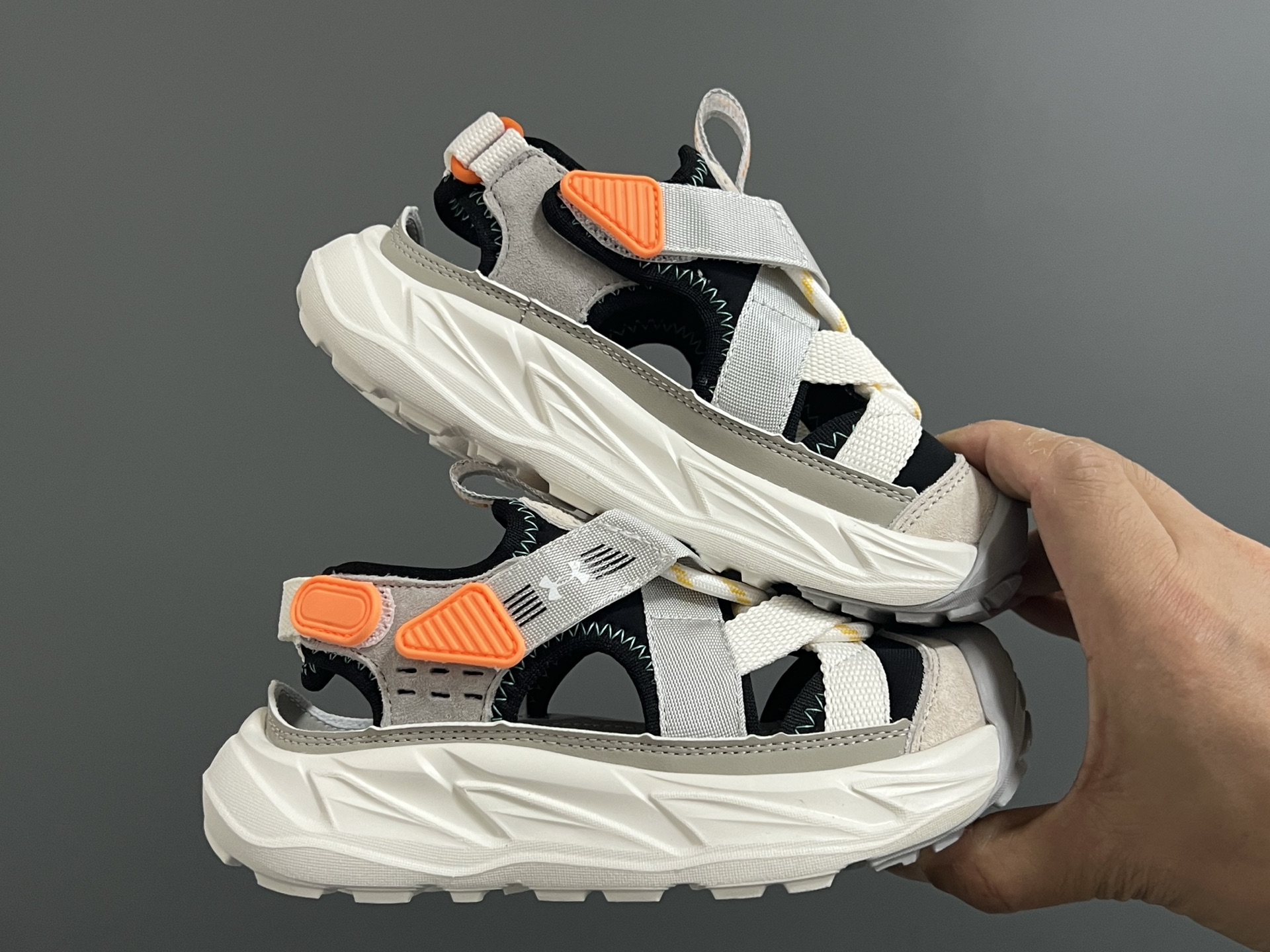 图片[9]-安家新款包头镂空魔术贴儿童凉鞋 尺码：27-37码 超爱的安德玛系列🆕 镂空包头设计，透气又舒适☁️ 橡胶耐磨防滑大底，脚感超赞👍🏻-选品中心