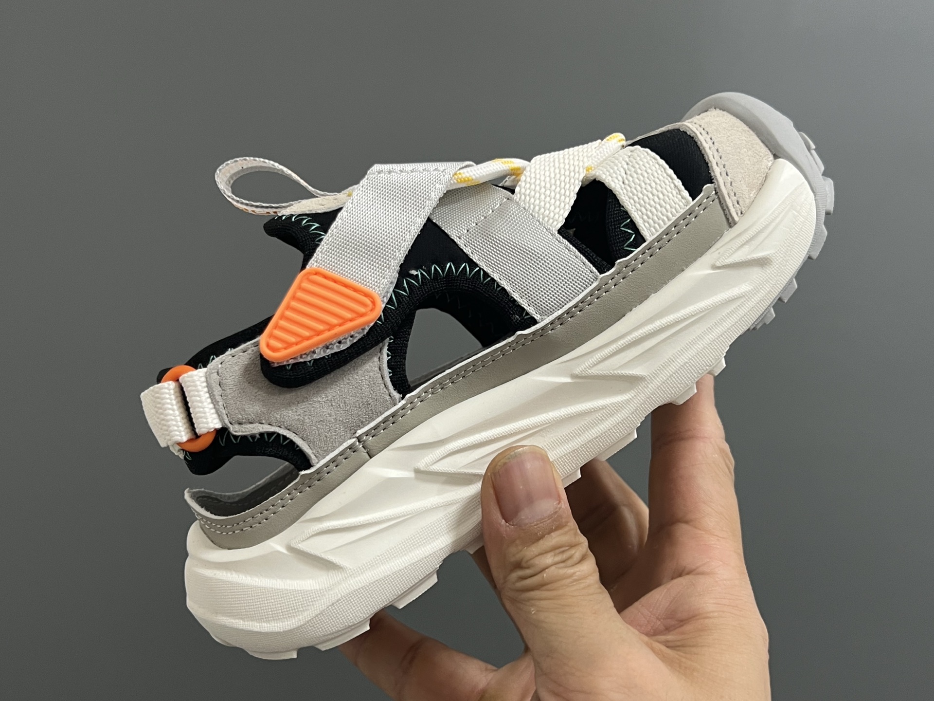 图片[6]-安家新款包头镂空魔术贴儿童凉鞋 尺码：27-37码 超爱的安德玛系列🆕 镂空包头设计，透气又舒适☁️ 橡胶耐磨防滑大底，脚感超赞👍🏻-选品中心