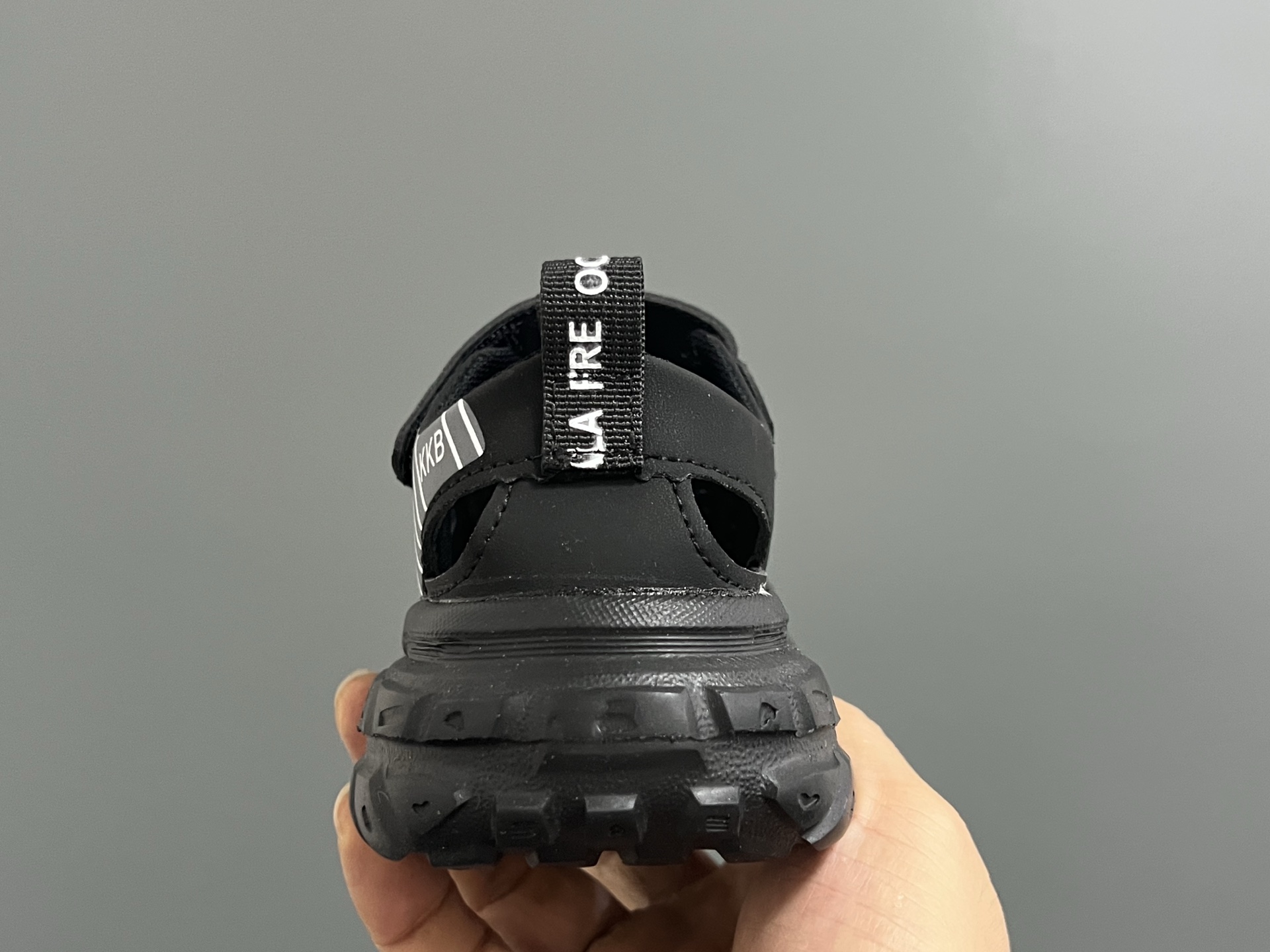 图片[7]-A家新款镂空网面儿童凉鞋 尺码：26-37码 优质包头款式设计 镂空网面拼接，透气又舒适☁️ 耐磨防滑大底，脚感超赞👍🏻 魔术贴设计，穿脱方便✌🏻-选品中心