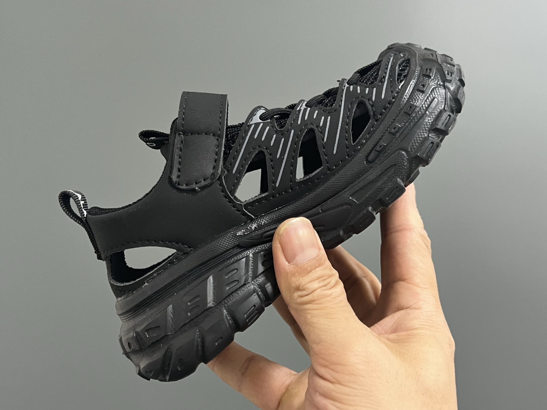 图片[6]-A家新款镂空网面儿童凉鞋 尺码：26-37码 优质包头款式设计 镂空网面拼接，透气又舒适☁️ 耐磨防滑大底，脚感超赞👍🏻 魔术贴设计，穿脱方便✌🏻-选品中心