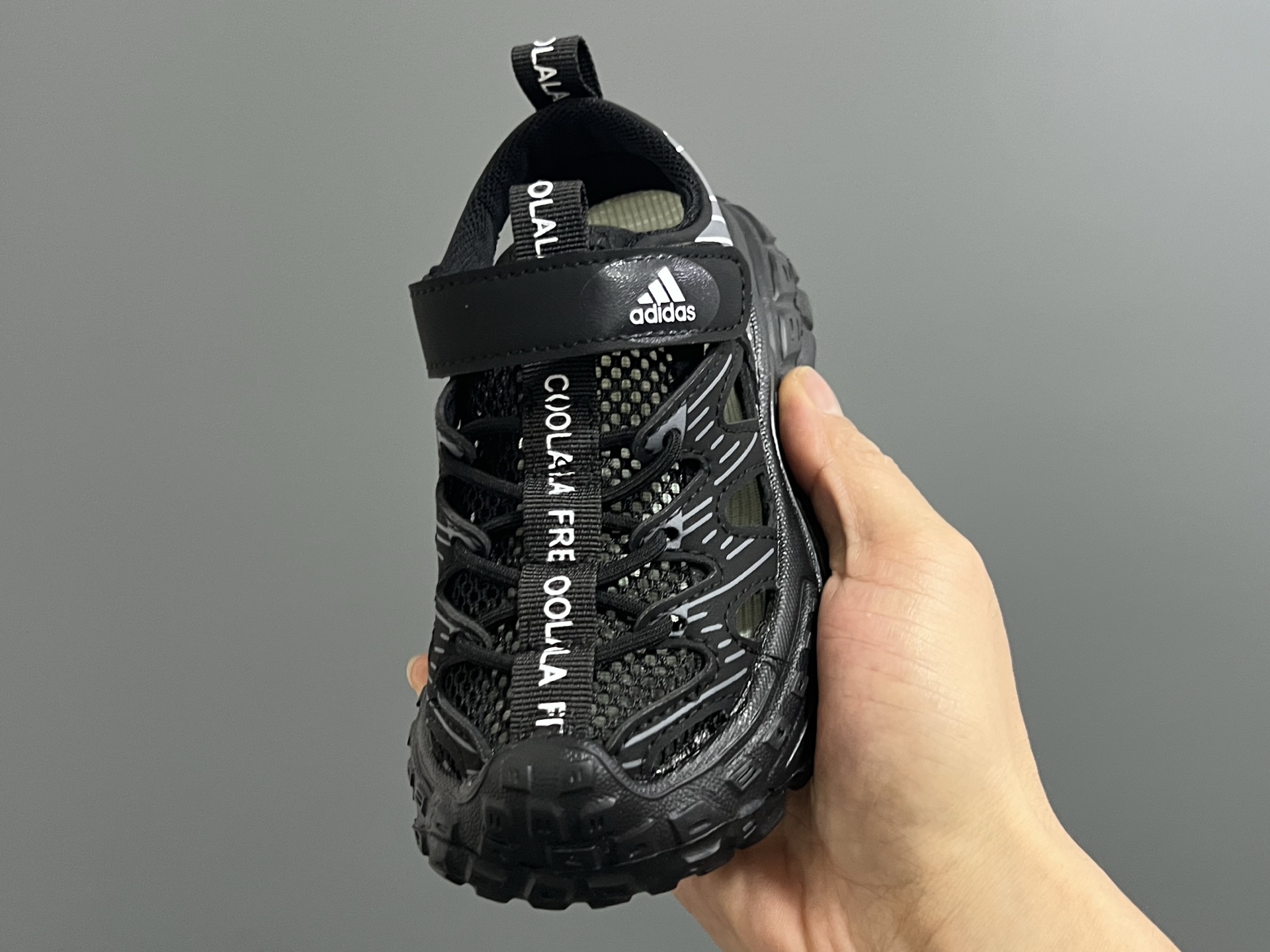 图片[3]-A家新款镂空网面儿童凉鞋 尺码：26-37码 优质包头款式设计 镂空网面拼接，透气又舒适☁️ 耐磨防滑大底，脚感超赞👍🏻 魔术贴设计，穿脱方便✌🏻-选品中心