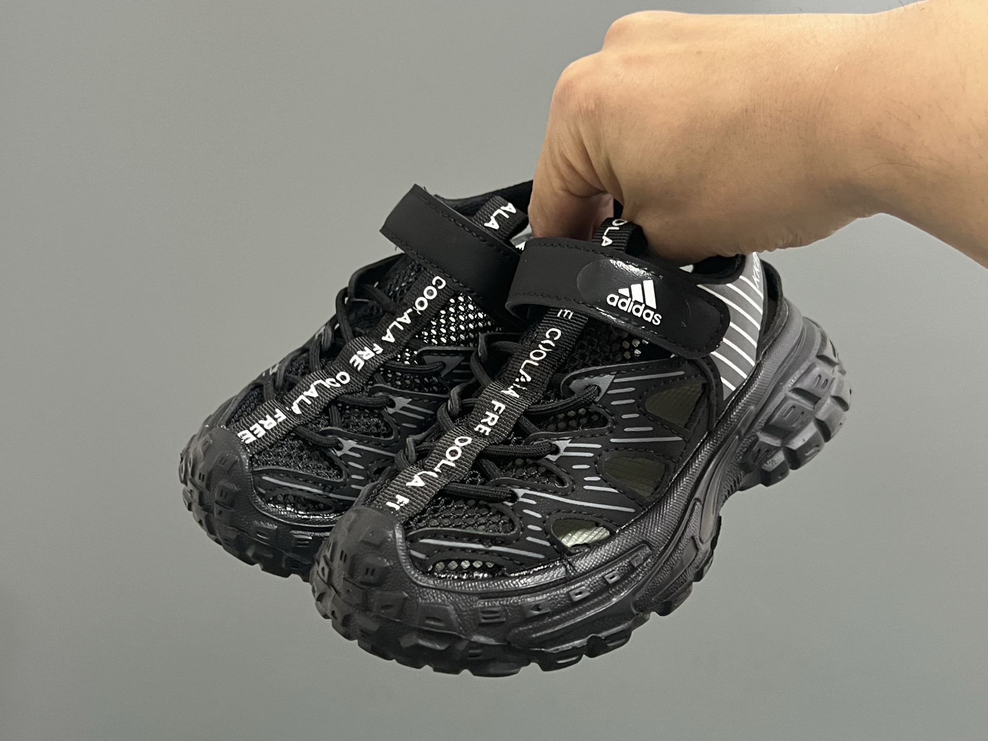 图片[2]-A家新款镂空网面儿童凉鞋 尺码：26-37码 优质包头款式设计 镂空网面拼接，透气又舒适☁️ 耐磨防滑大底，脚感超赞👍🏻 魔术贴设计，穿脱方便✌🏻-选品中心