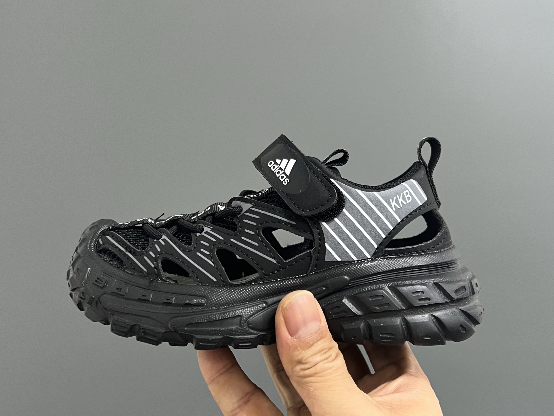 图片[4]-A家新款镂空网面儿童凉鞋 尺码：26-37码 优质包头款式设计 镂空网面拼接，透气又舒适☁️ 耐磨防滑大底，脚感超赞👍🏻 魔术贴设计，穿脱方便✌🏻-选品中心