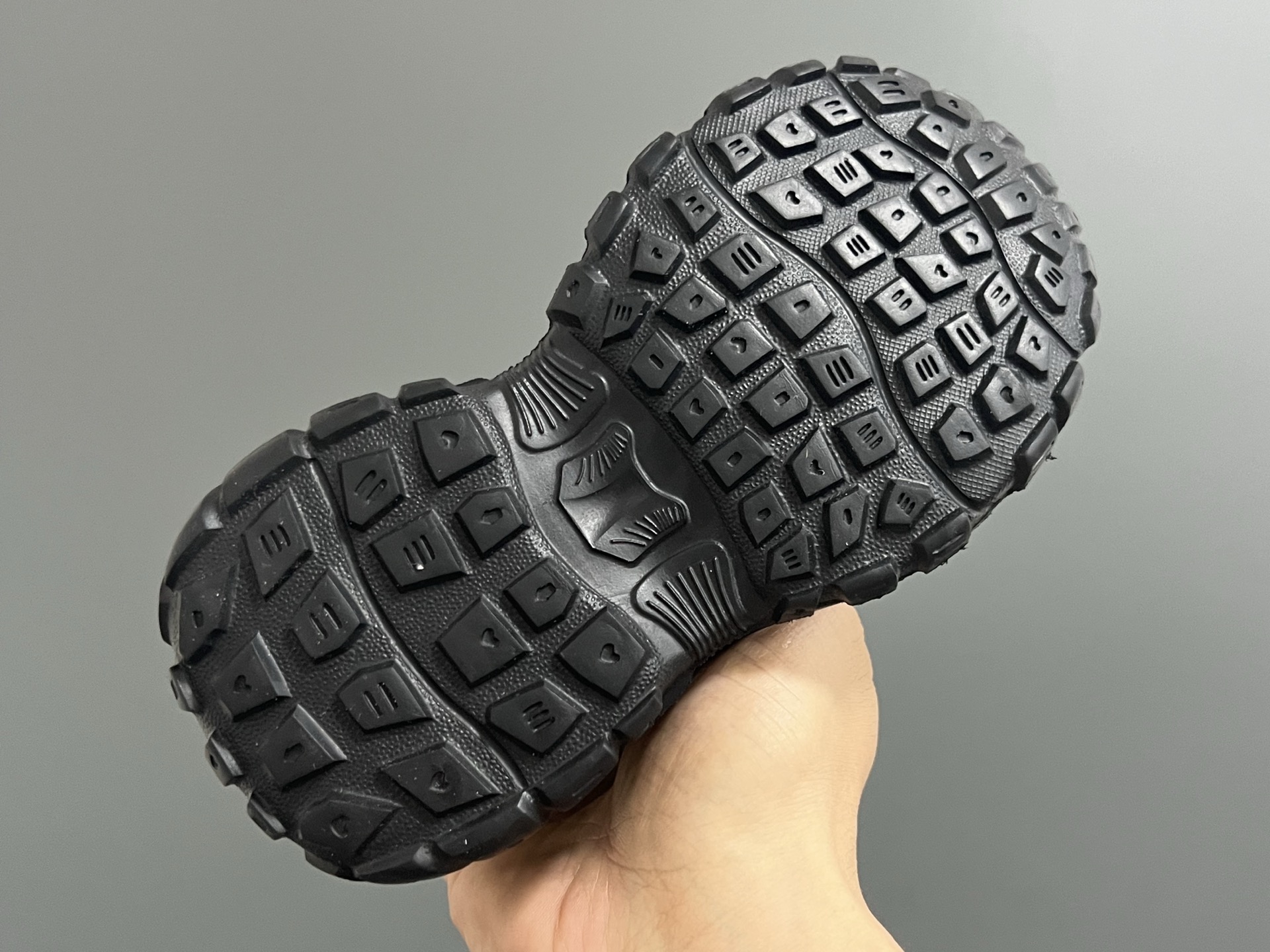 图片[5]-A家新款镂空网面儿童凉鞋 尺码：26-37码 优质包头款式设计 镂空网面拼接，透气又舒适☁️ 耐磨防滑大底，脚感超赞👍🏻 魔术贴设计，穿脱方便✌🏻-选品中心