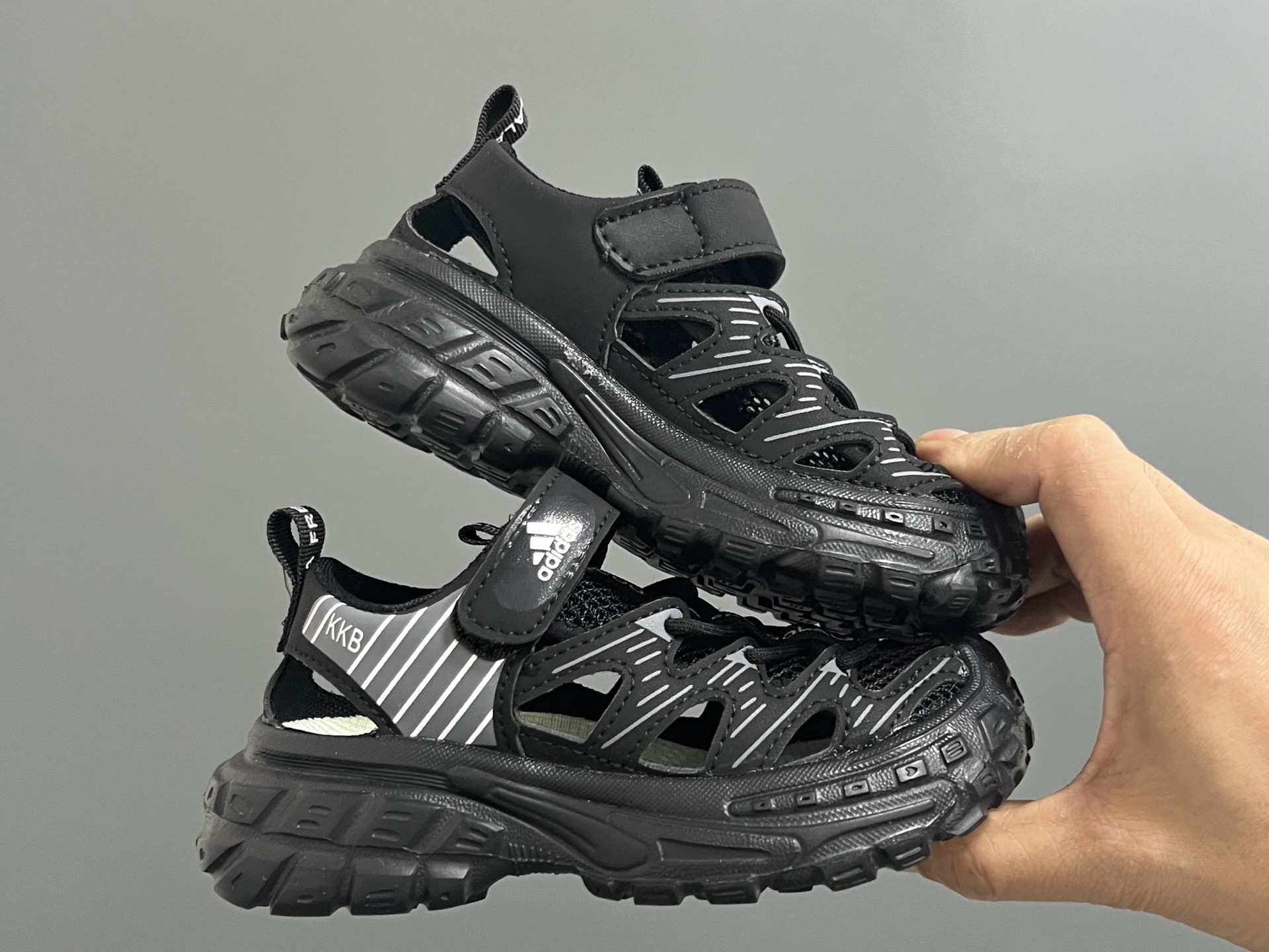 图片[9]-A家新款镂空网面儿童凉鞋 尺码：26-37码 优质包头款式设计 镂空网面拼接，透气又舒适☁️ 耐磨防滑大底，脚感超赞👍🏻 魔术贴设计，穿脱方便✌🏻-选品中心