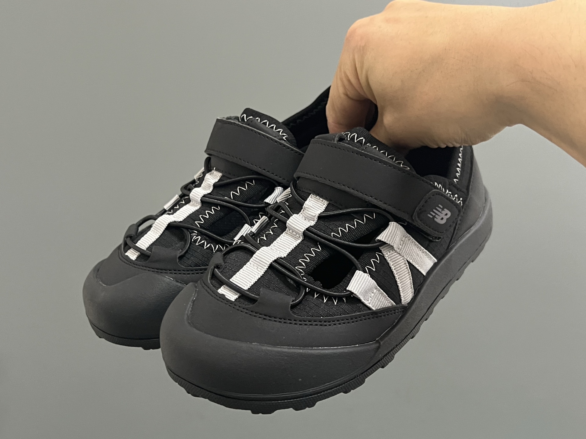 图片[2]-原单版NB新款K3205魔术贴户外儿童凉鞋 尺码：26–37码 NB新款永远让人无法拒绝✨ 透气面料镂空，魔术贴设计，穿脱方便✌🏻 橡胶耐磨防滑大底，脚踝超赞👍🏻-选品中心