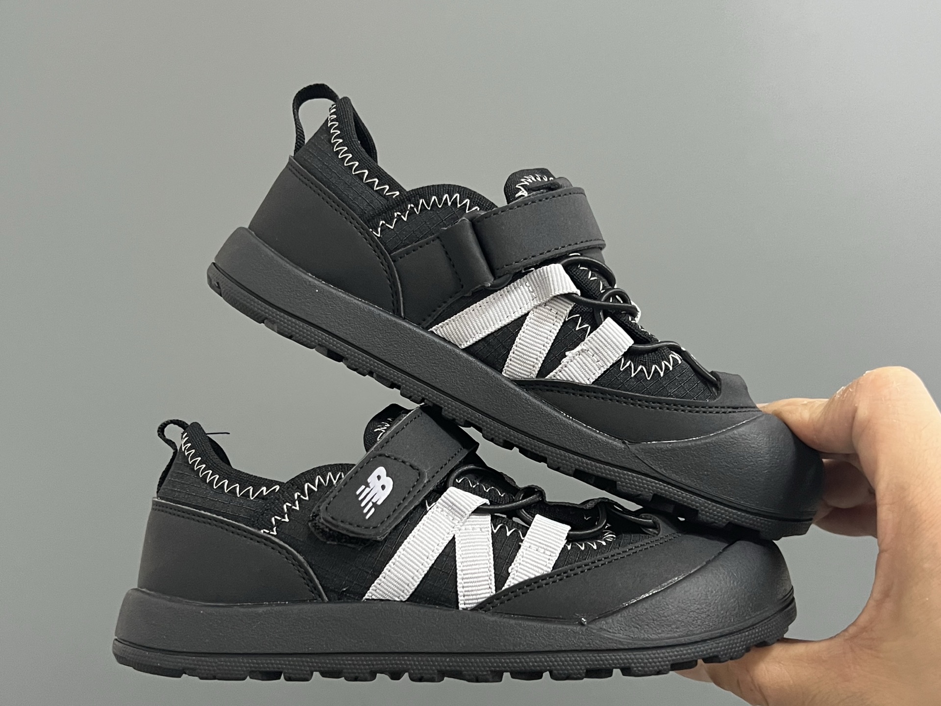 图片[9]-原单版NB新款K3205魔术贴户外儿童凉鞋 尺码：26–37码 NB新款永远让人无法拒绝✨ 透气面料镂空，魔术贴设计，穿脱方便✌🏻 橡胶耐磨防滑大底，脚踝超赞👍🏻-选品中心