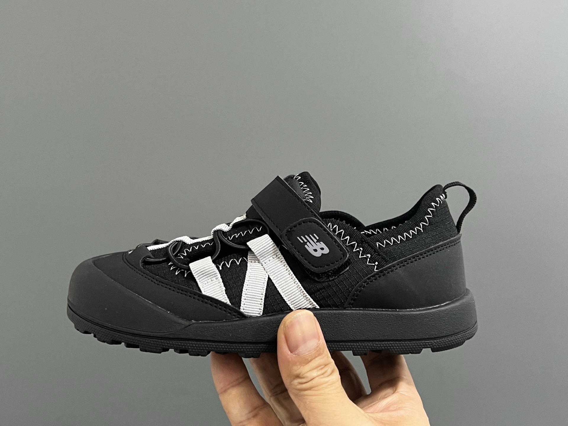 图片[4]-原单版NB新款K3205魔术贴户外儿童凉鞋 尺码：26–37码 NB新款永远让人无法拒绝✨ 透气面料镂空，魔术贴设计，穿脱方便✌🏻 橡胶耐磨防滑大底，脚踝超赞👍🏻-选品中心