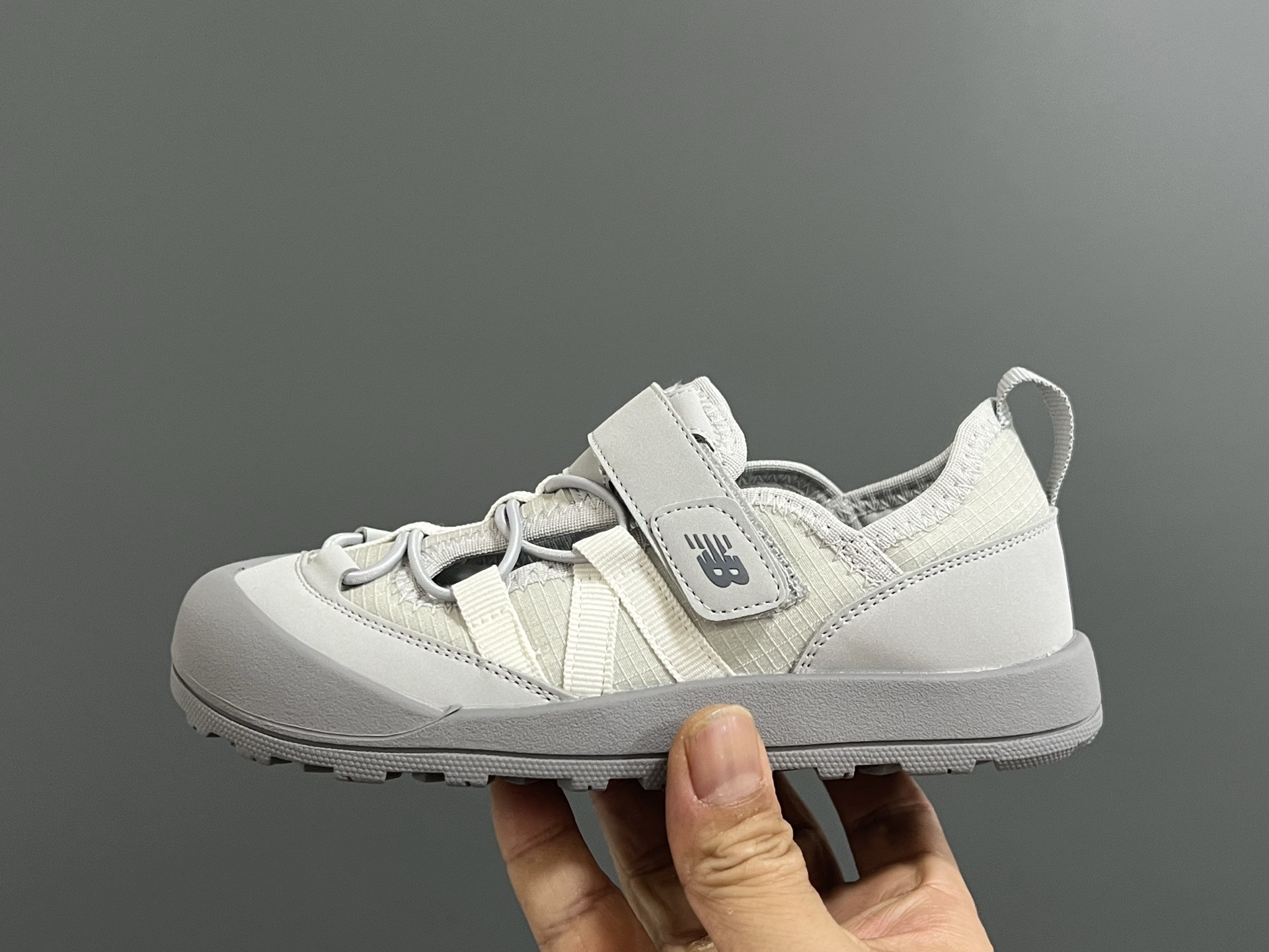 图片[4]-原单版牛B新款K3205魔术贴户外儿童凉鞋 尺码：23-37码 NB新款永远让人无法拒绝✨ 透气面料镂空，魔术贴设计，穿脱方便✌🏻 橡胶耐磨防滑大底，脚踝超赞👍🏻-选品中心