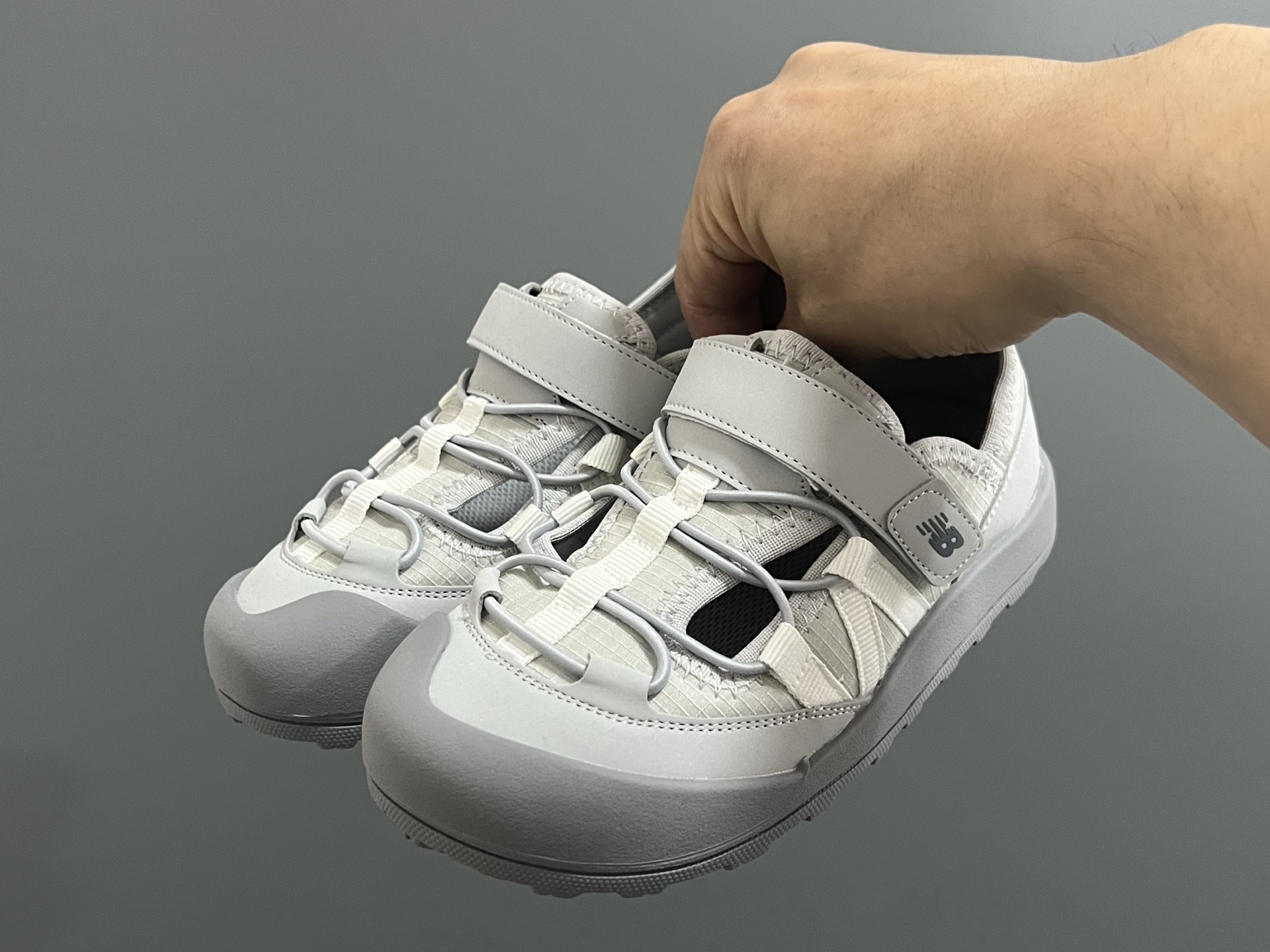 图片[2]-原单版牛B新款K3205魔术贴户外儿童凉鞋 尺码：23-37码 NB新款永远让人无法拒绝✨ 透气面料镂空，魔术贴设计，穿脱方便✌🏻 橡胶耐磨防滑大底，脚踝超赞👍🏻-选品中心