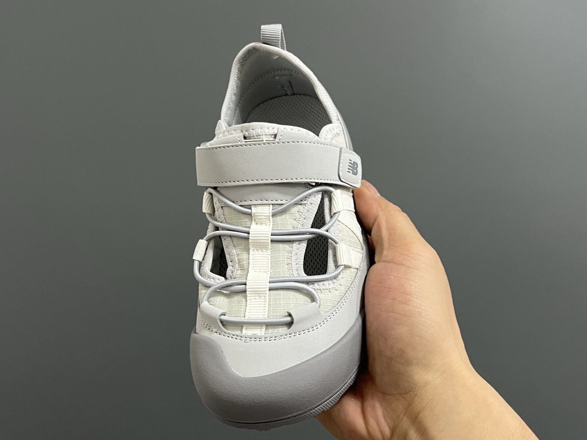 图片[3]-原单版牛B新款K3205魔术贴户外儿童凉鞋 尺码：23-37码 NB新款永远让人无法拒绝✨ 透气面料镂空，魔术贴设计，穿脱方便✌🏻 橡胶耐磨防滑大底，脚踝超赞👍🏻-选品中心