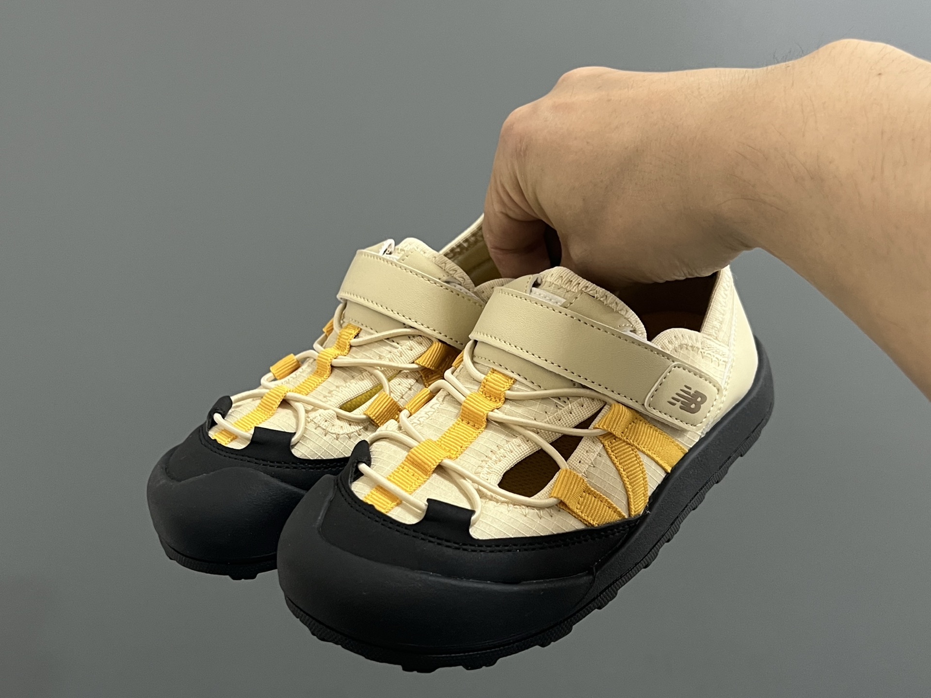 图片[2]-原单版牛B新款K3205魔术贴户外儿童凉鞋 尺码：23-37码 NB新款永远让人无法拒绝✨ 透气面料镂空，魔术贴设计，穿脱方便✌🏻 橡胶耐磨防滑大底，脚踝超赞👍🏻-选品中心