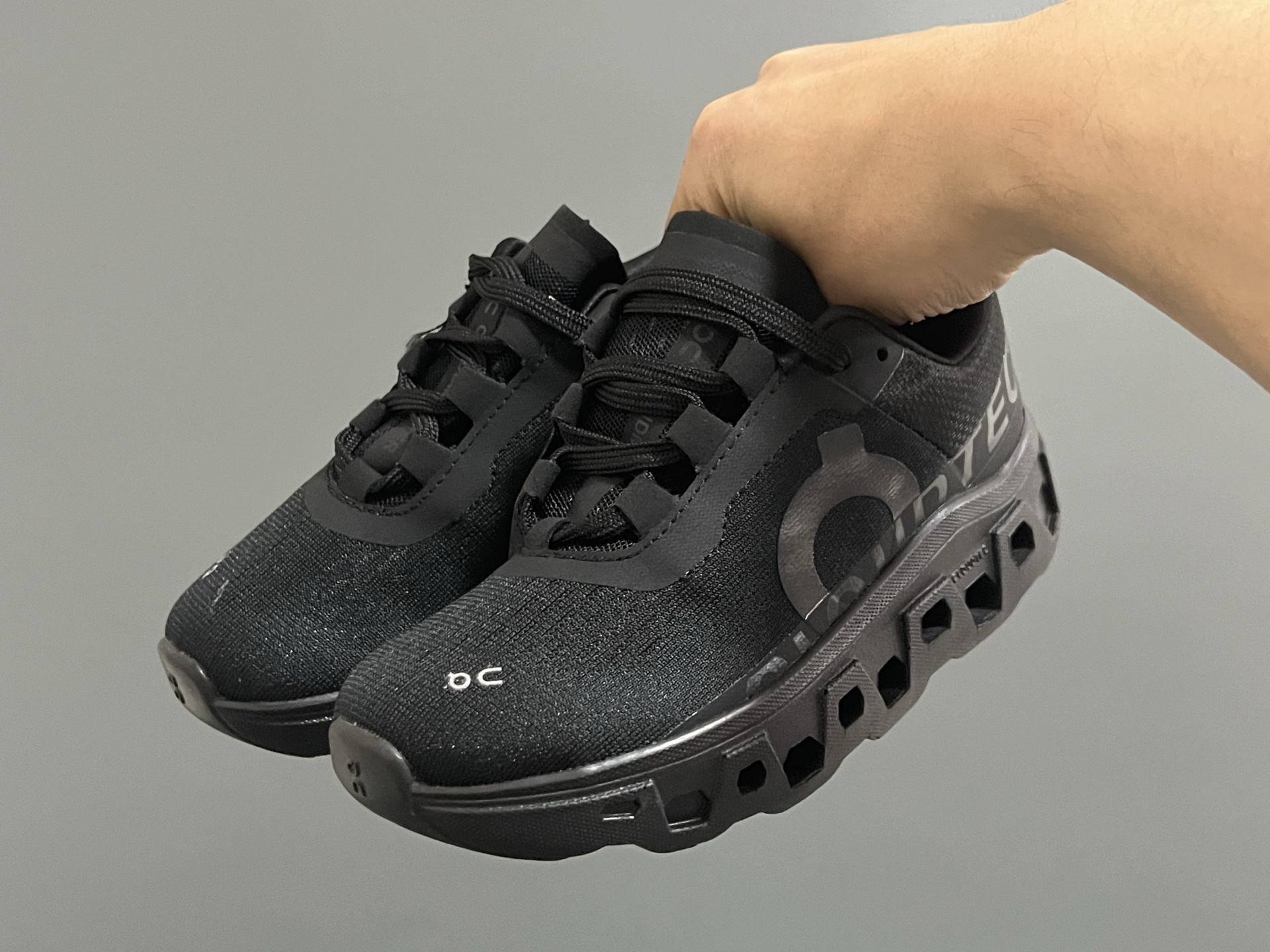 图片[2]-昂家新款云朵小怪兽儿童运动鞋 尺码：28-37码 经典昂跑云朵☁️系列🆕 透气舒适网面👏🏻 超轻大底，脚感超赞👍🏻-选品中心