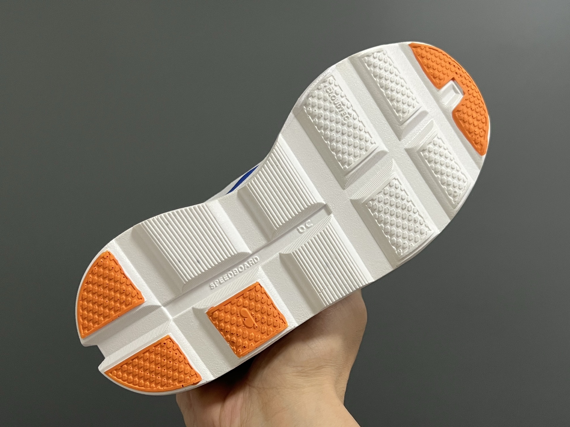 图片[8]-昂家新款云朵小怪兽儿童运动鞋 尺码：28-37码 经典昂跑云朵☁️系列🆕 透气舒适网面👏🏻 超轻大底，脚感超赞👍🏻-选品中心