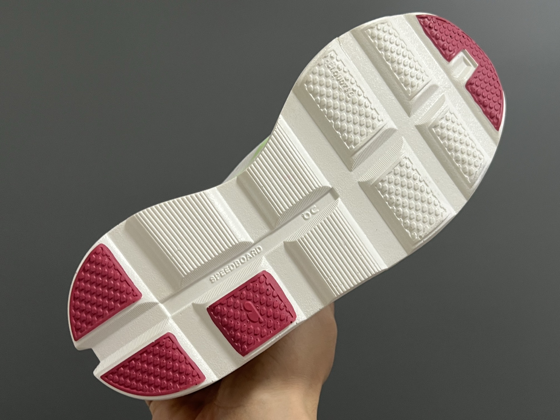 图片[5]-昂家新款云朵小怪兽儿童运动鞋 尺码：28-37码 经典昂跑云朵☁️系列🆕 透气舒适网面👏🏻 超轻大底，脚感超赞👍🏻-选品中心