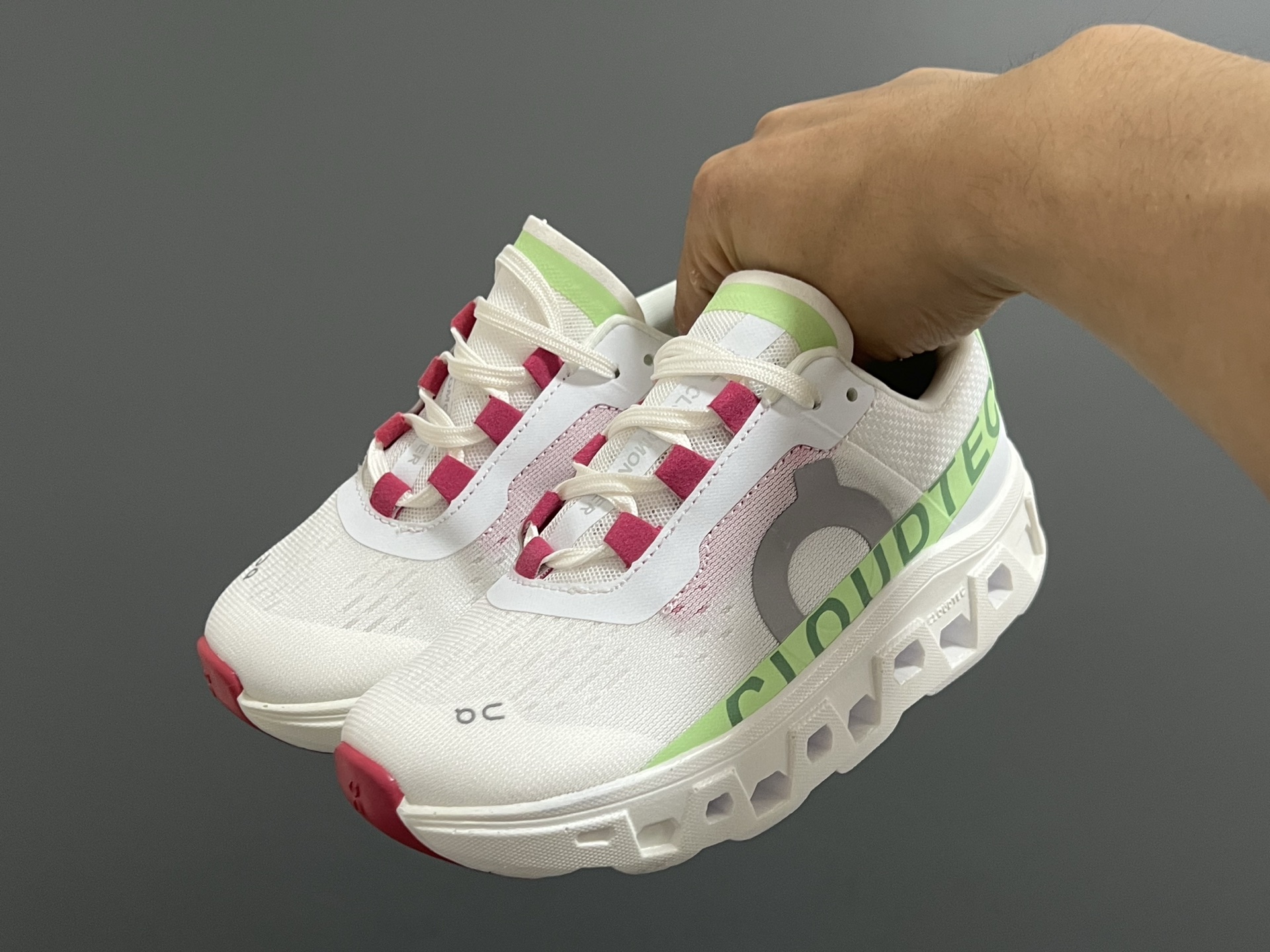 图片[2]-昂家新款云朵小怪兽儿童运动鞋 尺码：28-37码 经典昂跑云朵☁️系列🆕 透气舒适网面👏🏻 超轻大底，脚感超赞👍🏻-选品中心