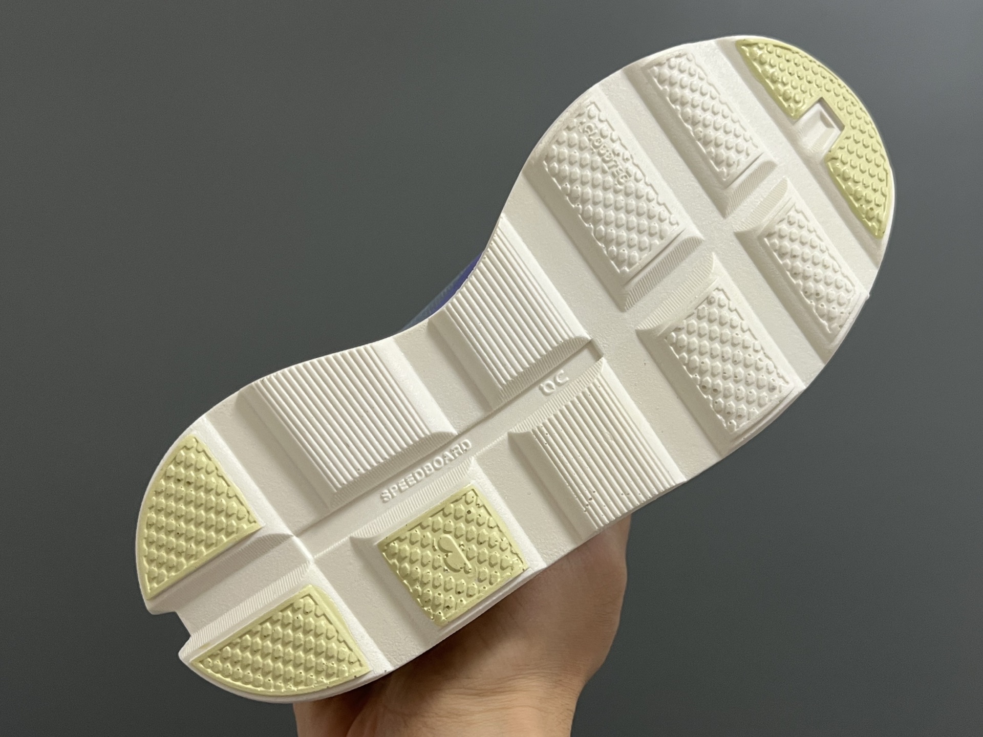 图片[5]-昂家新款云朵小怪兽儿童运动鞋 尺码：28-37码 经典昂跑云朵☁️系列🆕 透气舒适网面👏🏻 超轻大底，脚感超赞👍🏻-选品中心