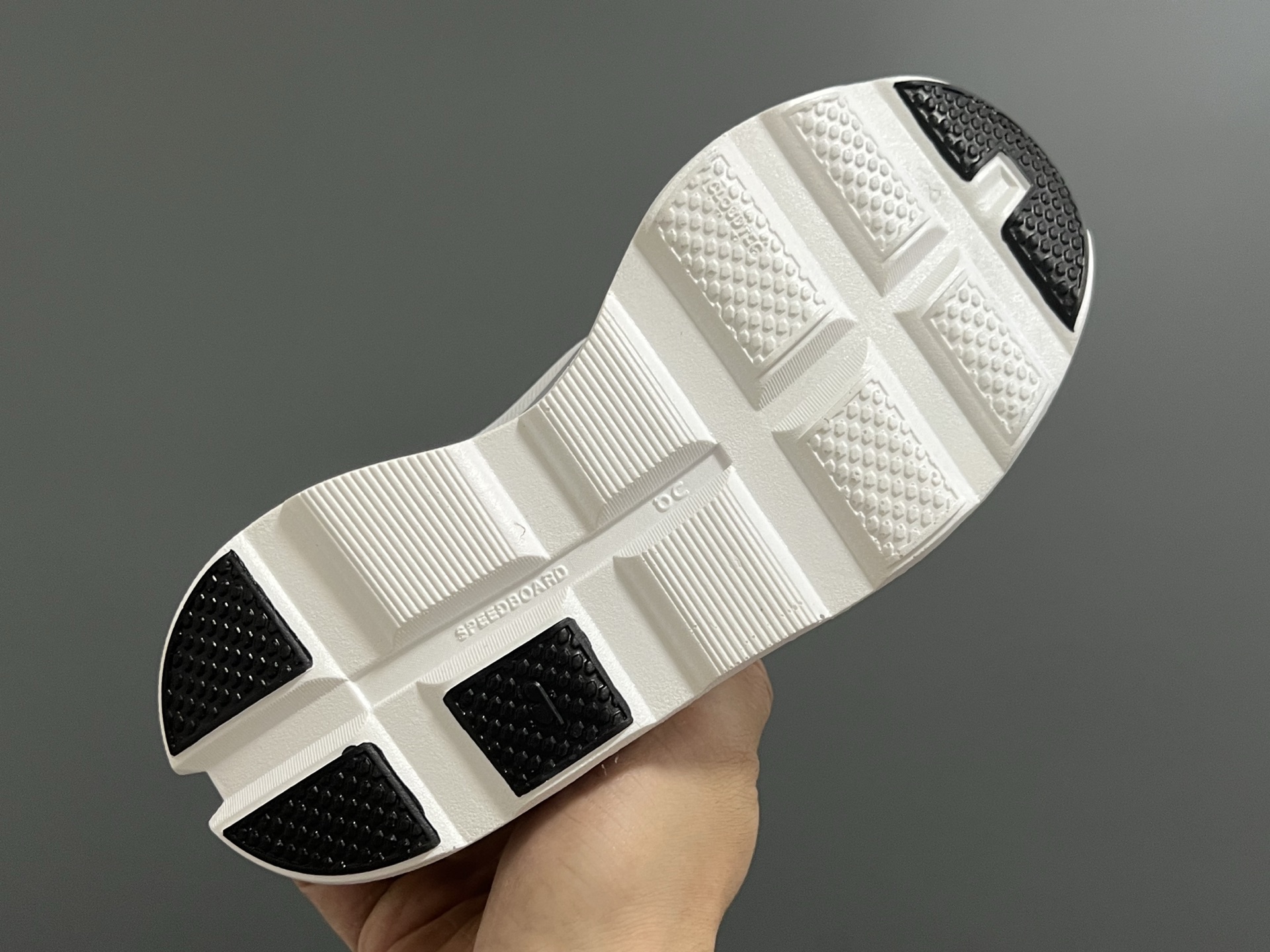 图片[5]-昂家新款云朵小怪兽儿童运动鞋 尺码：28-37码 经典昂跑云朵☁️系列🆕 透气舒适网面👏🏻 超轻大底，脚感超赞👍🏻-选品中心