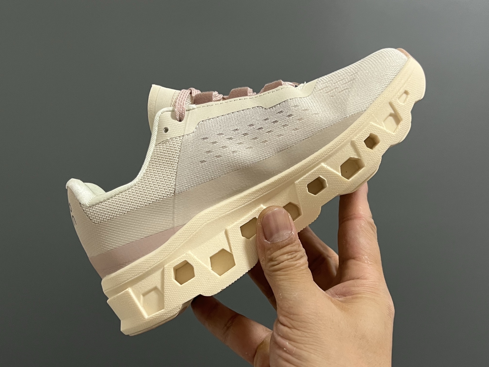 图片[5]-昂家新款云朵小怪兽儿童运动鞋 尺码：28-37码 经典昂跑云朵☁️系列🆕 透气舒适网面👏🏻 超轻大底，脚感超赞👍🏻-选品中心