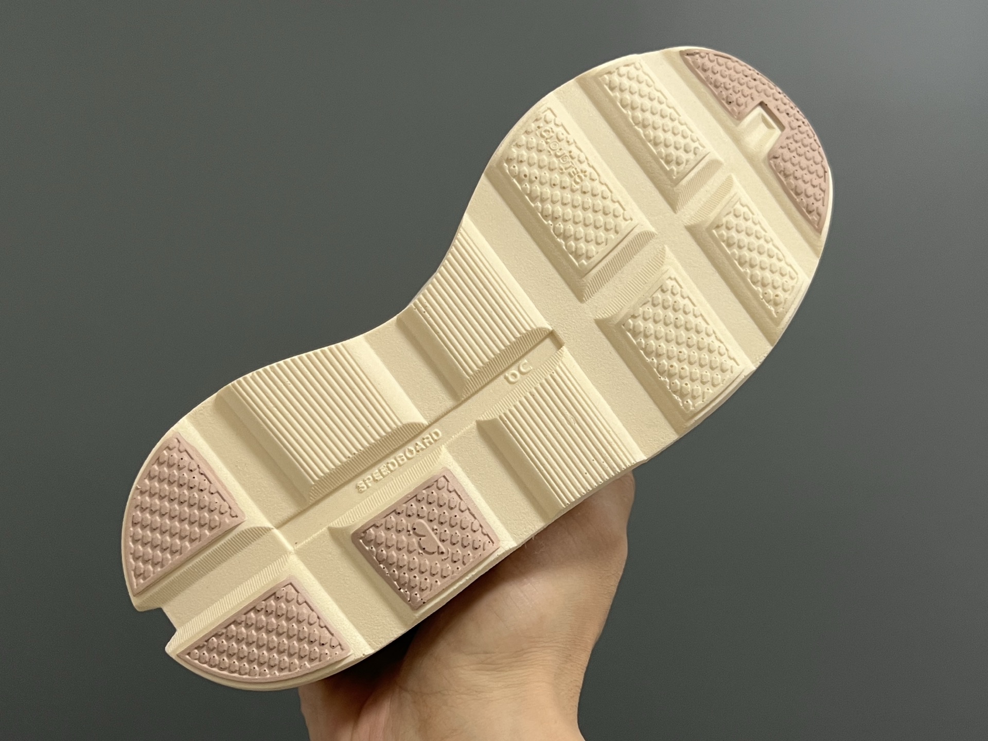 图片[8]-昂家新款云朵小怪兽儿童运动鞋 尺码：28-37码 经典昂跑云朵☁️系列🆕 透气舒适网面👏🏻 超轻大底，脚感超赞👍🏻-选品中心