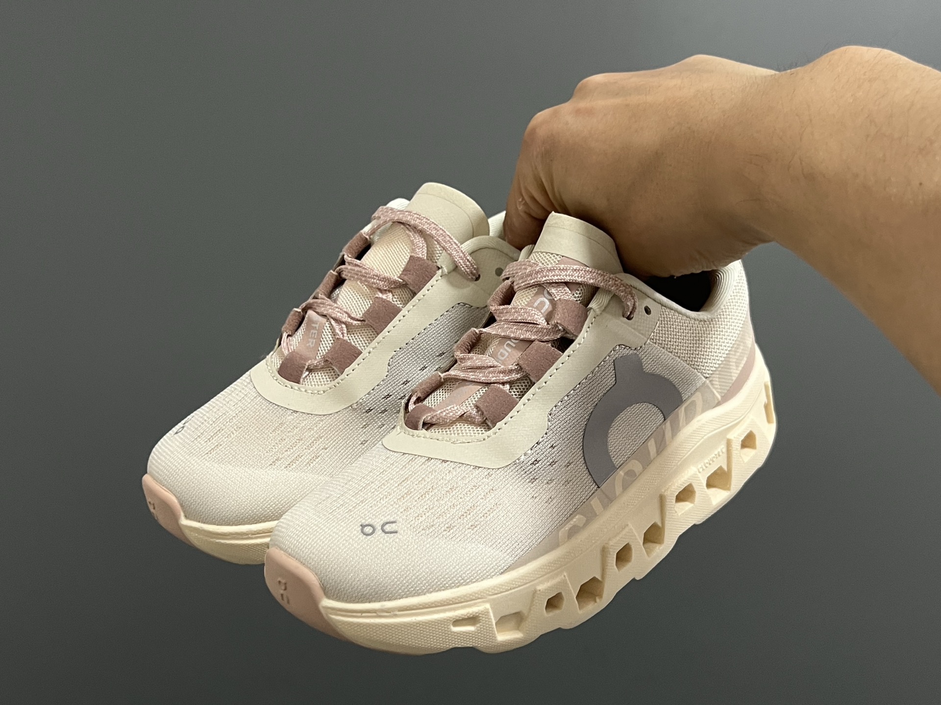 图片[2]-昂家新款云朵小怪兽儿童运动鞋 尺码：28-37码 经典昂跑云朵☁️系列🆕 透气舒适网面👏🏻 超轻大底，脚感超赞👍🏻-选品中心