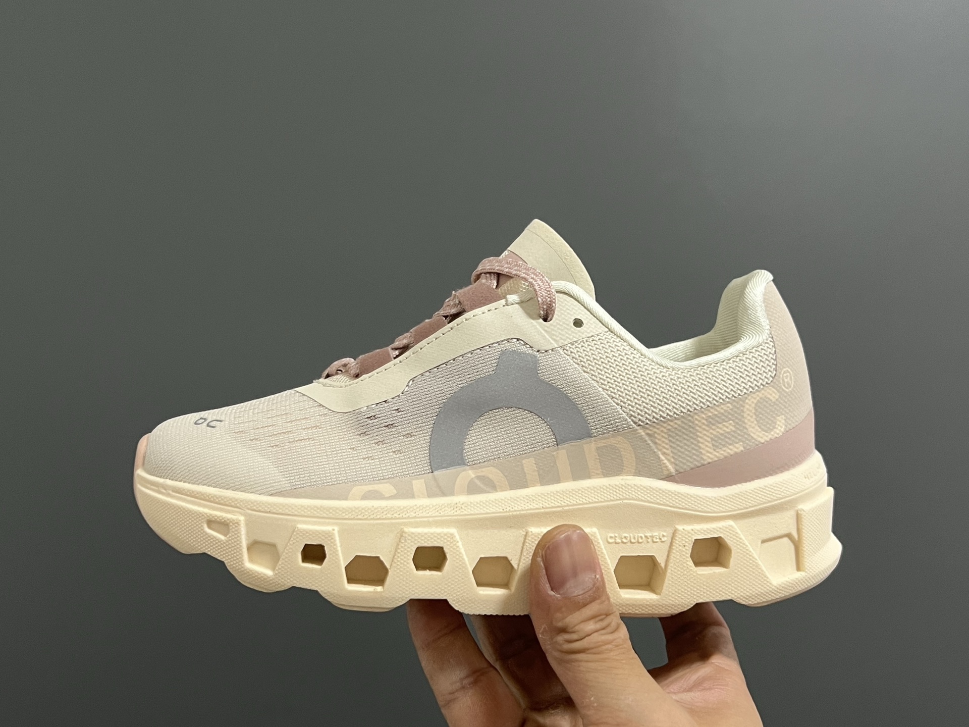 图片[4]-昂家新款云朵小怪兽儿童运动鞋 尺码：28-37码 经典昂跑云朵☁️系列🆕 透气舒适网面👏🏻 超轻大底，脚感超赞👍🏻-选品中心