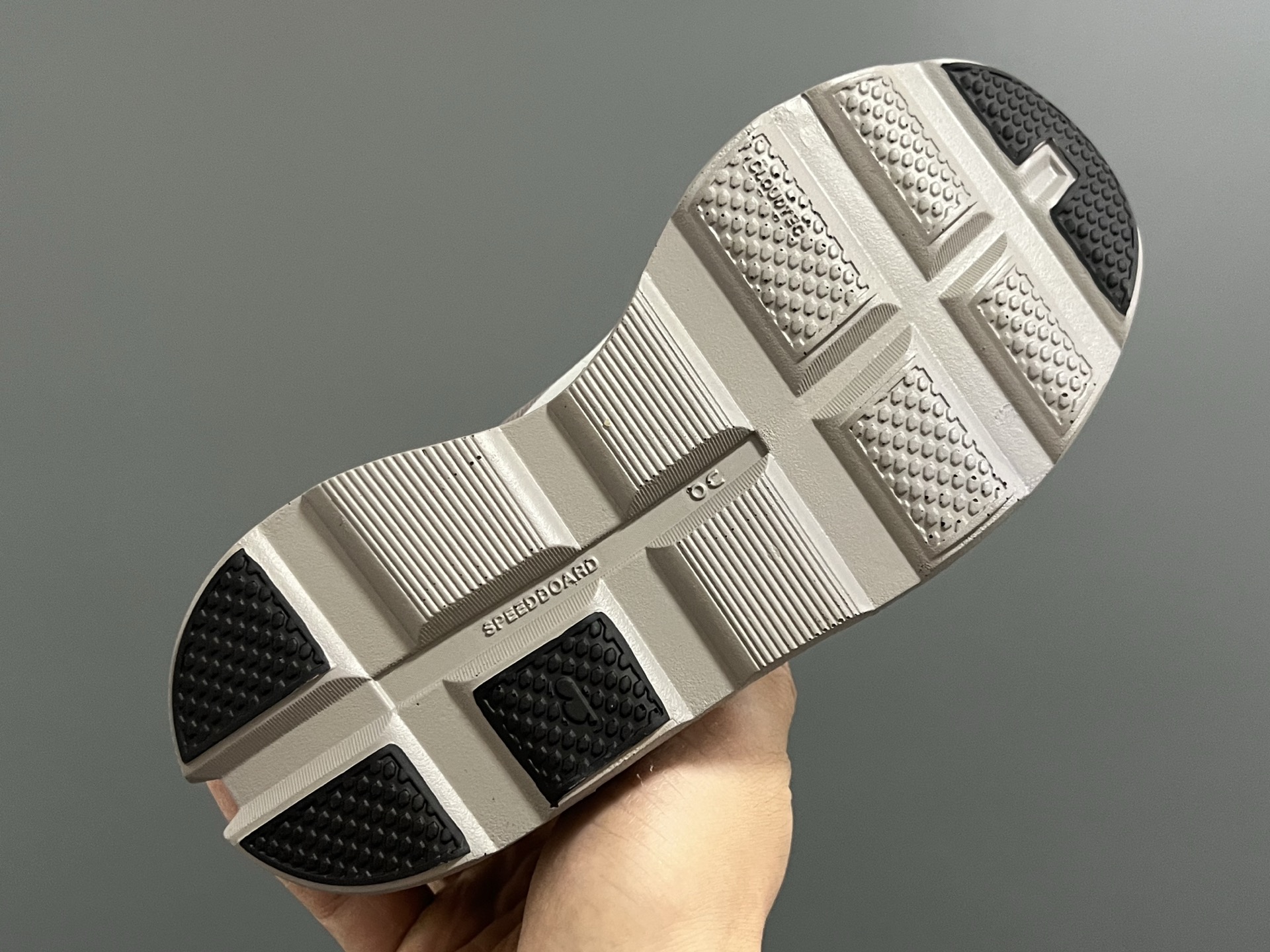 图片[5]-昂家新款云朵小怪兽儿童运动鞋 尺码：28-37码 经典昂跑云朵☁️系列🆕 透气舒适网面👏🏻 超轻大底，脚感超赞👍🏻-选品中心