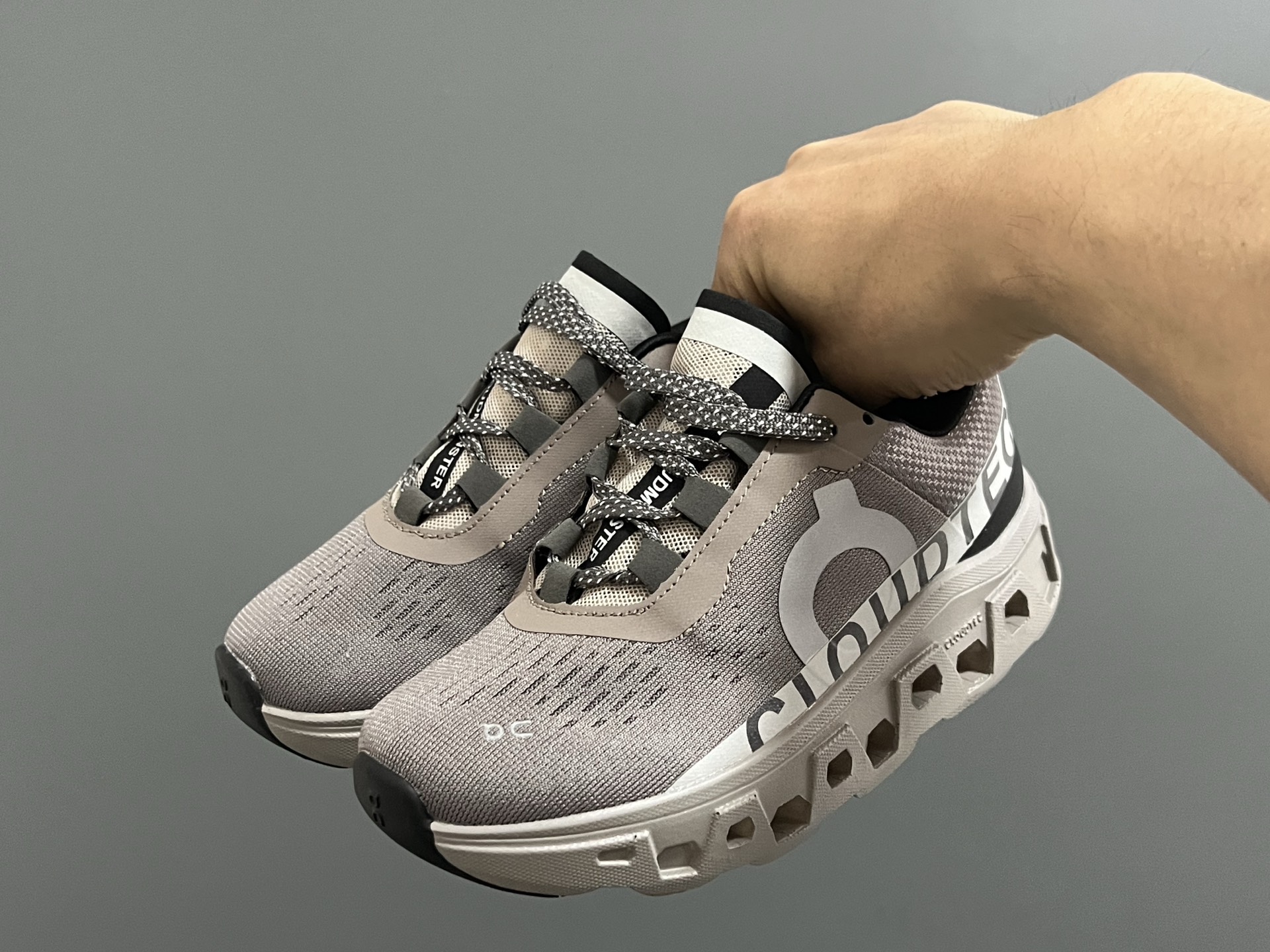 图片[2]-昂家新款云朵小怪兽儿童运动鞋 尺码：28-37码 经典昂跑云朵☁️系列🆕 透气舒适网面👏🏻 超轻大底，脚感超赞👍🏻-选品中心