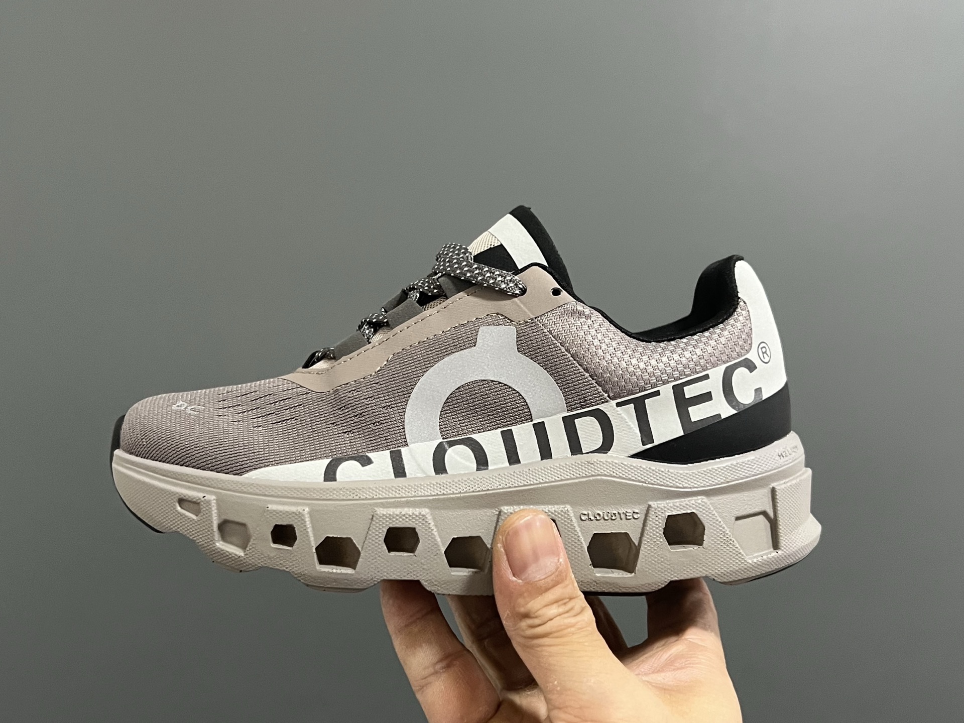 图片[4]-昂家新款云朵小怪兽儿童运动鞋 尺码：28-37码 经典昂跑云朵☁️系列🆕 透气舒适网面👏🏻 超轻大底，脚感超赞👍🏻-选品中心