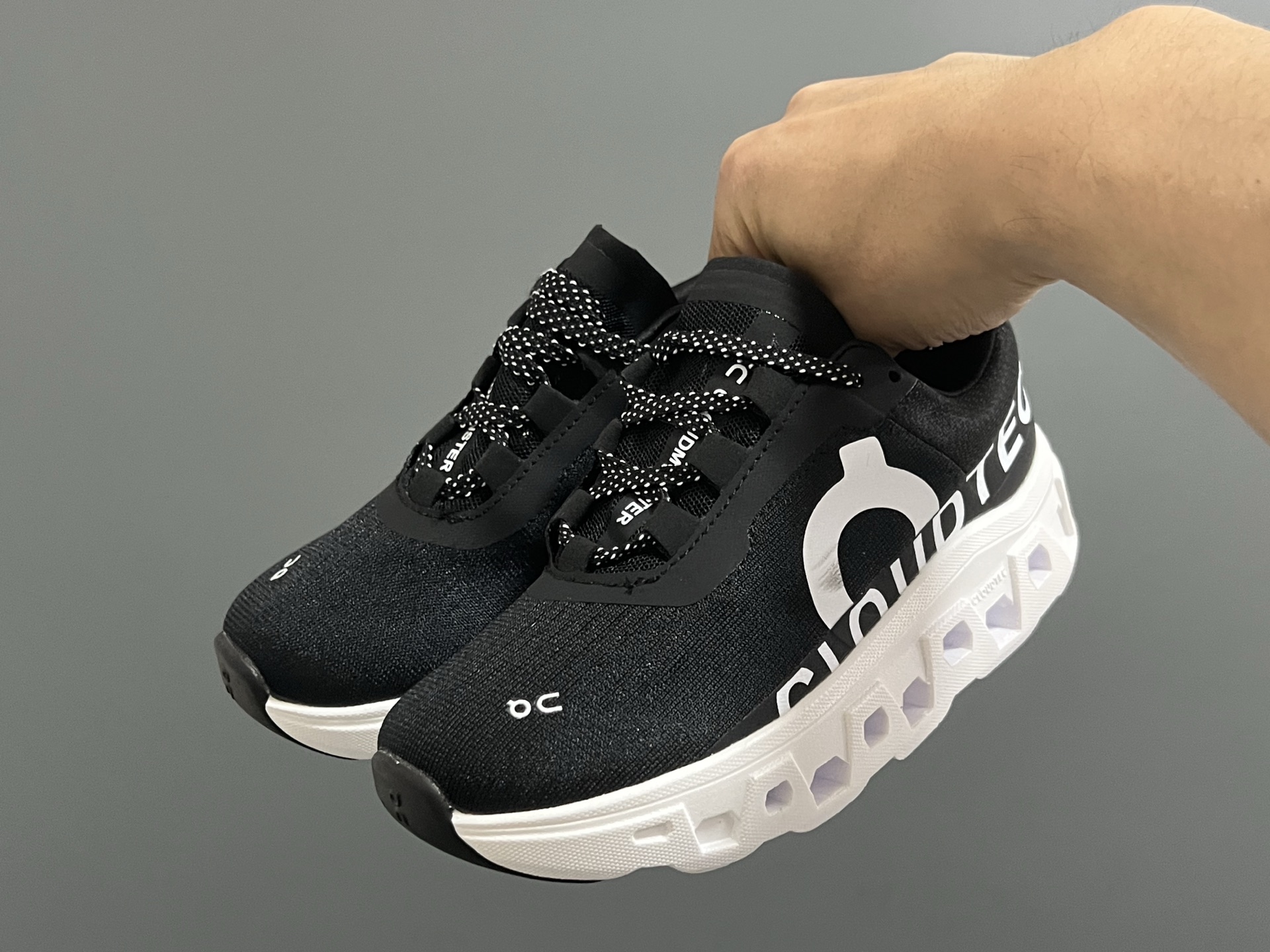 图片[2]-昂家新款云朵小怪兽儿童运动鞋 尺码：28-37码 经典昂跑云朵☁️系列🆕 透气舒适网面👏🏻 超轻大底，脚感超赞👍🏻-选品中心