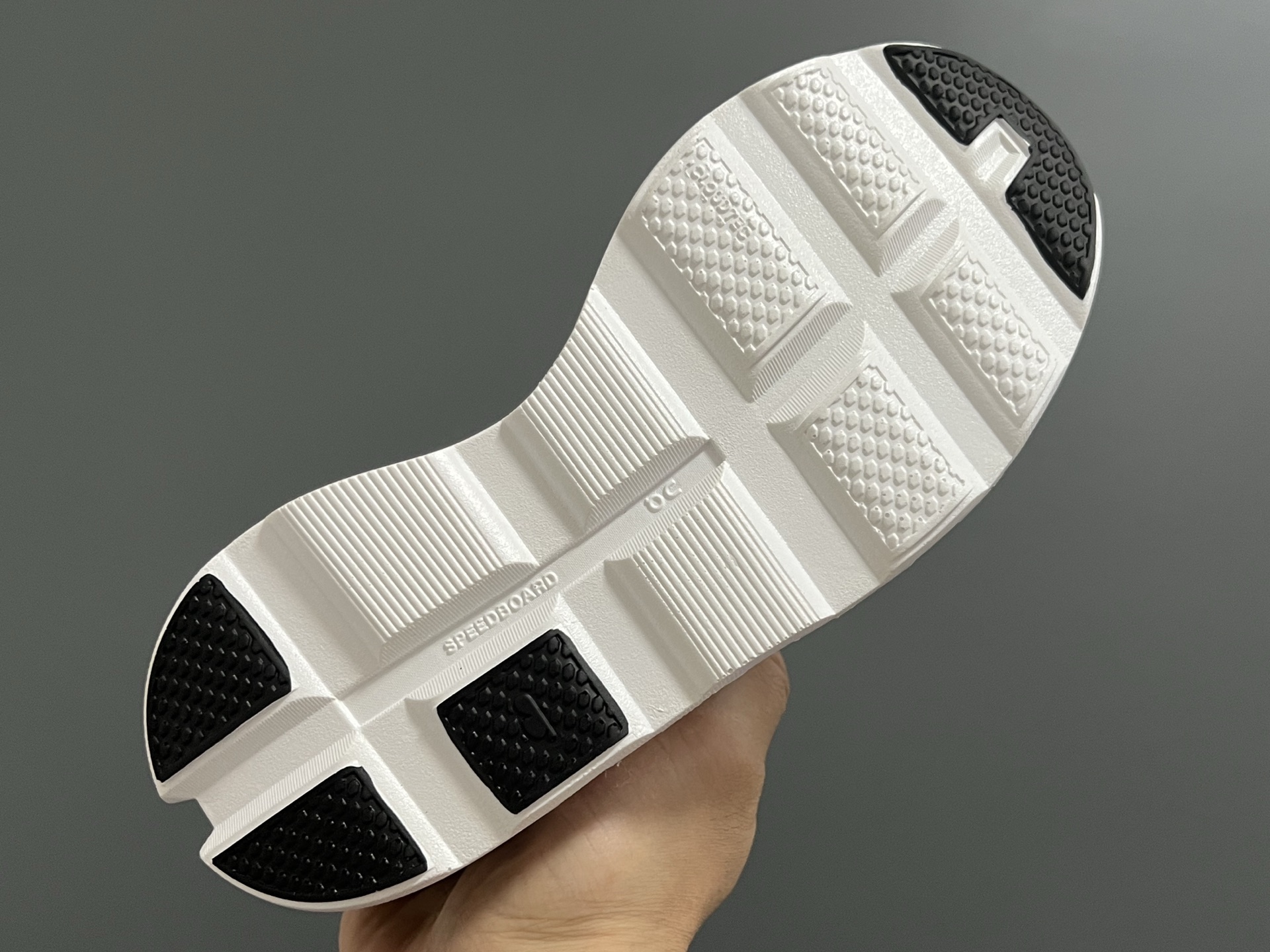 图片[5]-昂家新款云朵小怪兽儿童运动鞋 尺码：28-37码 经典昂跑云朵☁️系列🆕 透气舒适网面👏🏻 超轻大底，脚感超赞👍🏻-选品中心