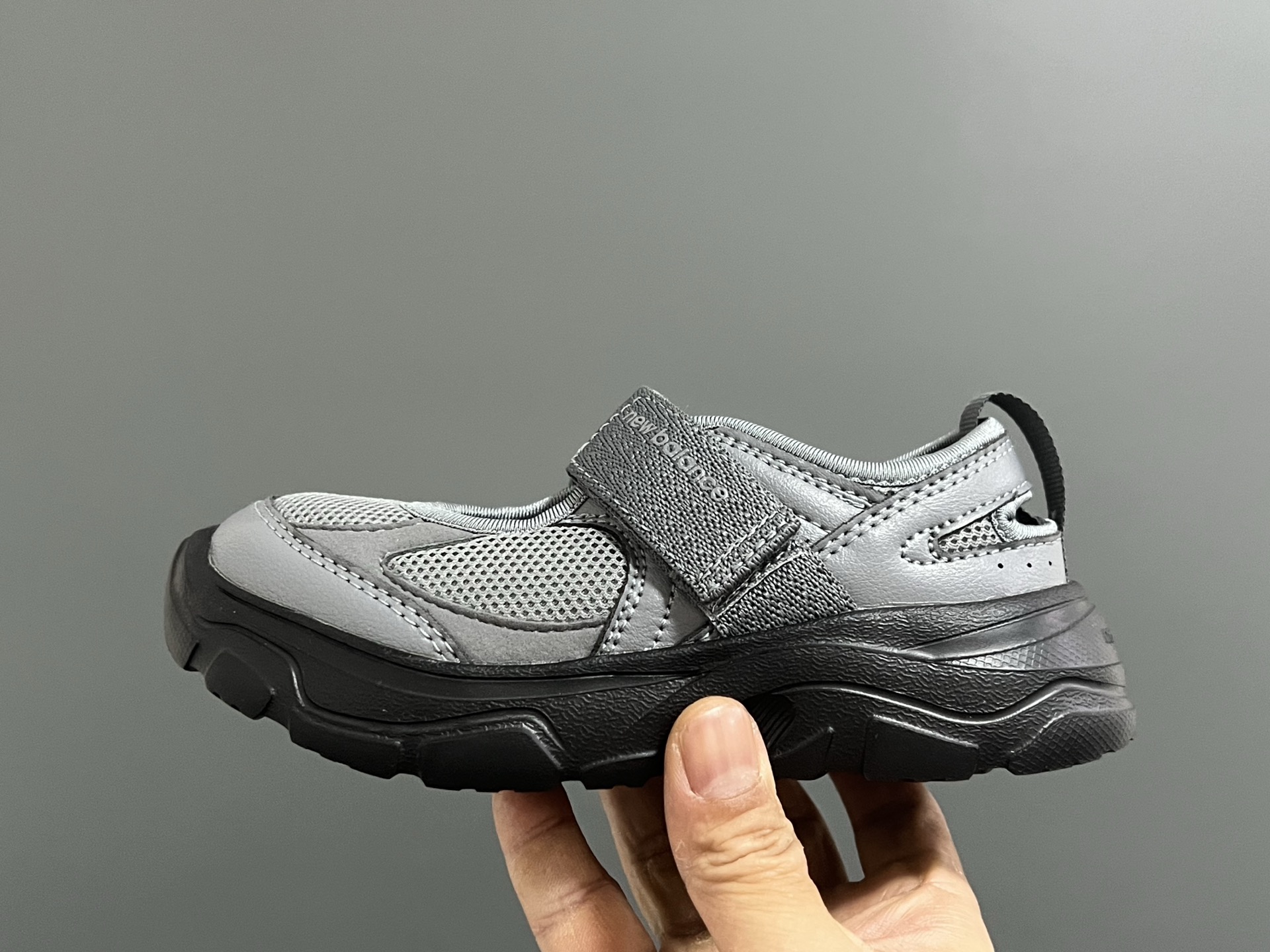 图片[4]-牛B新款 K2202儿童魔术贴凉鞋 尺码：22-37码 韩范儿的K2202玛丽珍凉鞋🔥 镂空魔术贴设计，透气舒适☁️ 耐磨防滑大底，脚感超舒适✔️ 上脚敲可爱😍-选品中心