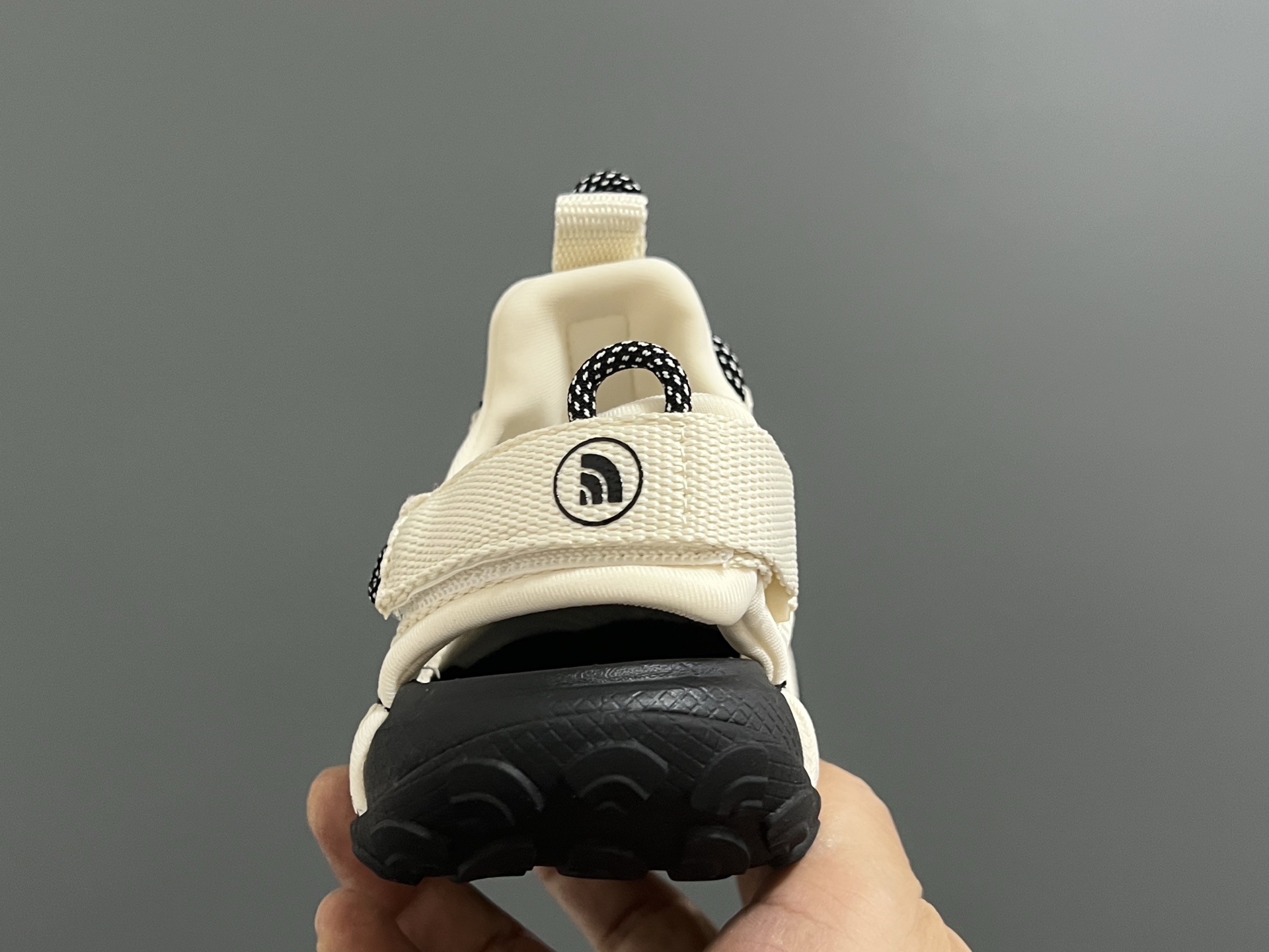 图片[7]-北面新款松紧扣儿童户外溯溪凉鞋 尺码：26-37码 经典北面同款溯溪凉鞋🏕️ 网面镂空设计，透气又舒适☁️ 松紧扣设计，穿脱方便✌🏻 橡胶耐磨防滑大底，脚感不言而喻✔️-选品中心