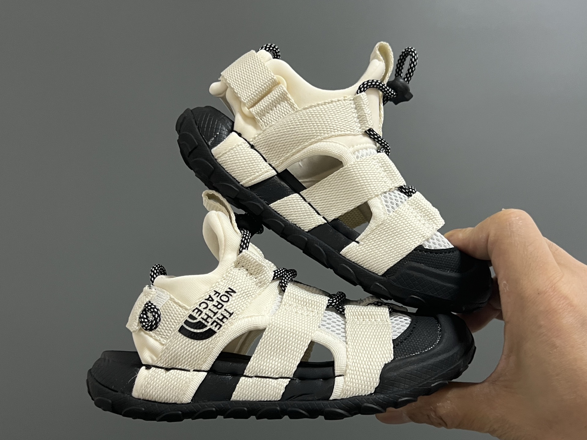 图片[9]-北面新款松紧扣儿童户外溯溪凉鞋 尺码：26-37码 经典北面同款溯溪凉鞋🏕️ 网面镂空设计，透气又舒适☁️ 松紧扣设计，穿脱方便✌🏻 橡胶耐磨防滑大底，脚感不言而喻✔️-选品中心