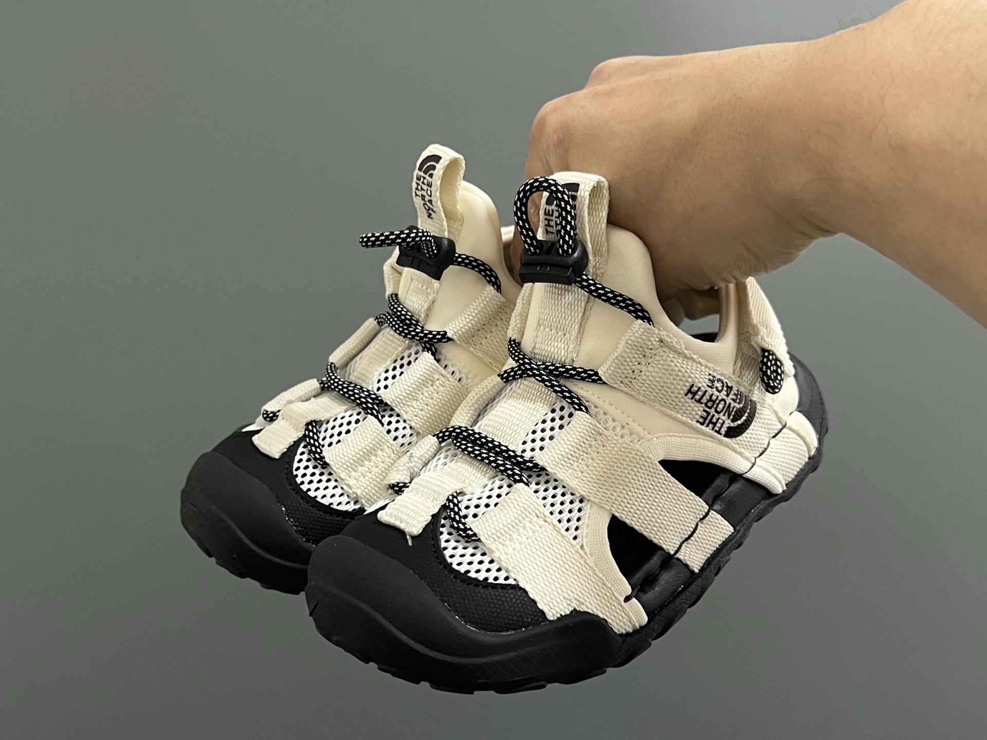 图片[2]-北面新款松紧扣儿童户外溯溪凉鞋 尺码：26-37码 经典北面同款溯溪凉鞋🏕️ 网面镂空设计，透气又舒适☁️ 松紧扣设计，穿脱方便✌🏻 橡胶耐磨防滑大底，脚感不言而喻✔️-选品中心