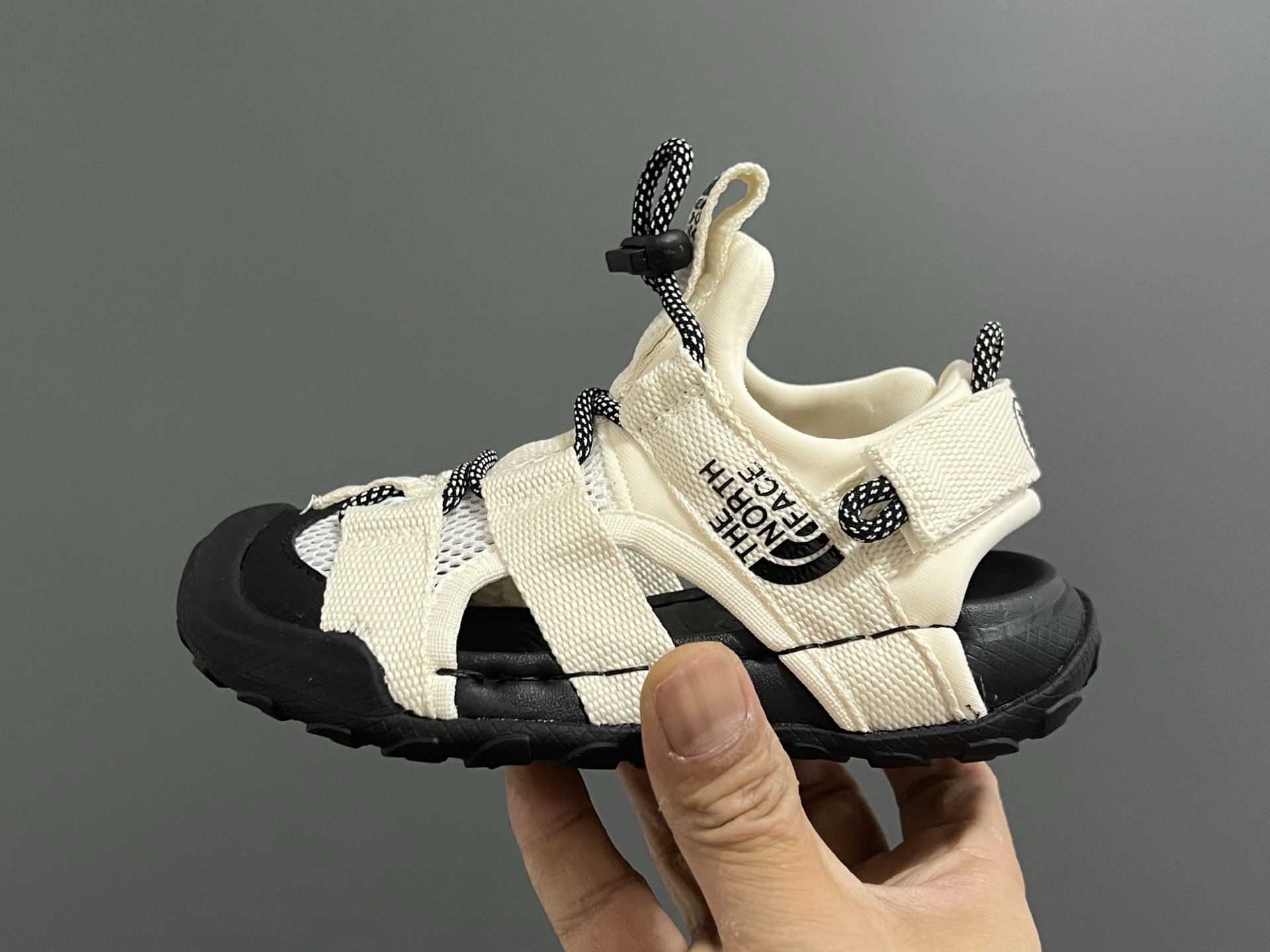 图片[4]-北面新款松紧扣儿童户外溯溪凉鞋 尺码：26-37码 经典北面同款溯溪凉鞋🏕️ 网面镂空设计，透气又舒适☁️ 松紧扣设计，穿脱方便✌🏻 橡胶耐磨防滑大底，脚感不言而喻✔️-选品中心