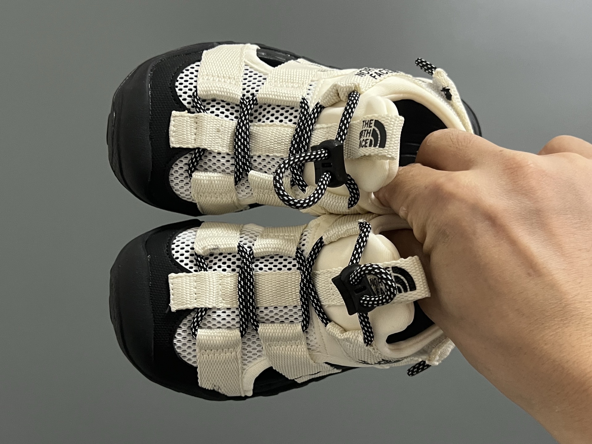 北面新款松紧扣儿童户外溯溪凉鞋 尺码：26-37码 经典北面同款溯溪凉鞋🏕️ 网面镂空设计，透气又舒适☁️ 松紧扣设计，穿脱方便✌🏻 橡胶耐磨防滑大底，脚感不言而喻✔️-选品中心