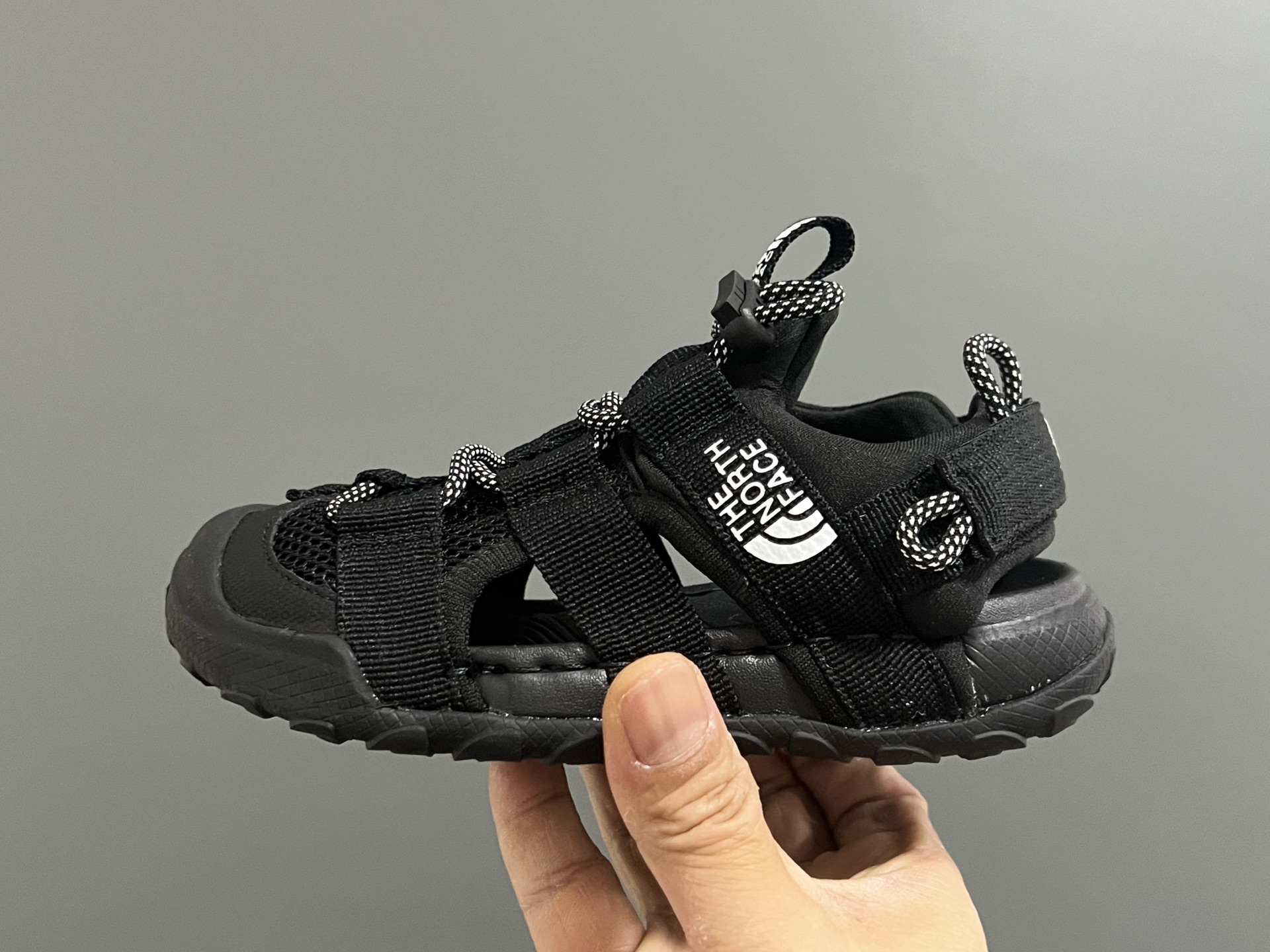 图片[4]-北面新款松紧扣儿童户外溯溪凉鞋 尺码：26-37码 经典北面同款溯溪凉鞋🏕️ 网面镂空设计，透气又舒适☁️ 松紧扣设计，穿脱方便✌🏻 橡胶耐磨防滑大底，脚感不言而喻✔️-选品中心