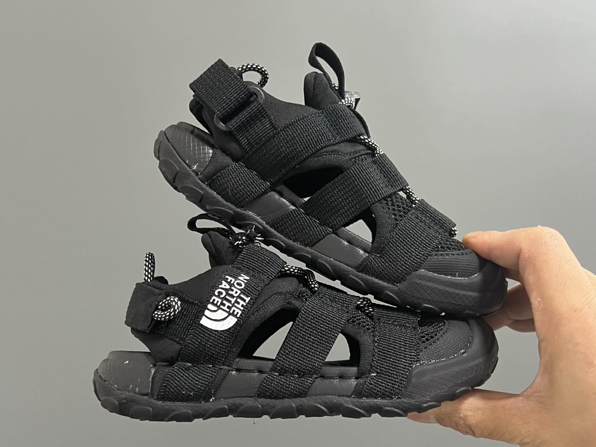 图片[9]-北面新款松紧扣儿童户外溯溪凉鞋 尺码：26-37码 经典北面同款溯溪凉鞋🏕️ 网面镂空设计，透气又舒适☁️ 松紧扣设计，穿脱方便✌🏻 橡胶耐磨防滑大底，脚感不言而喻✔️-选品中心