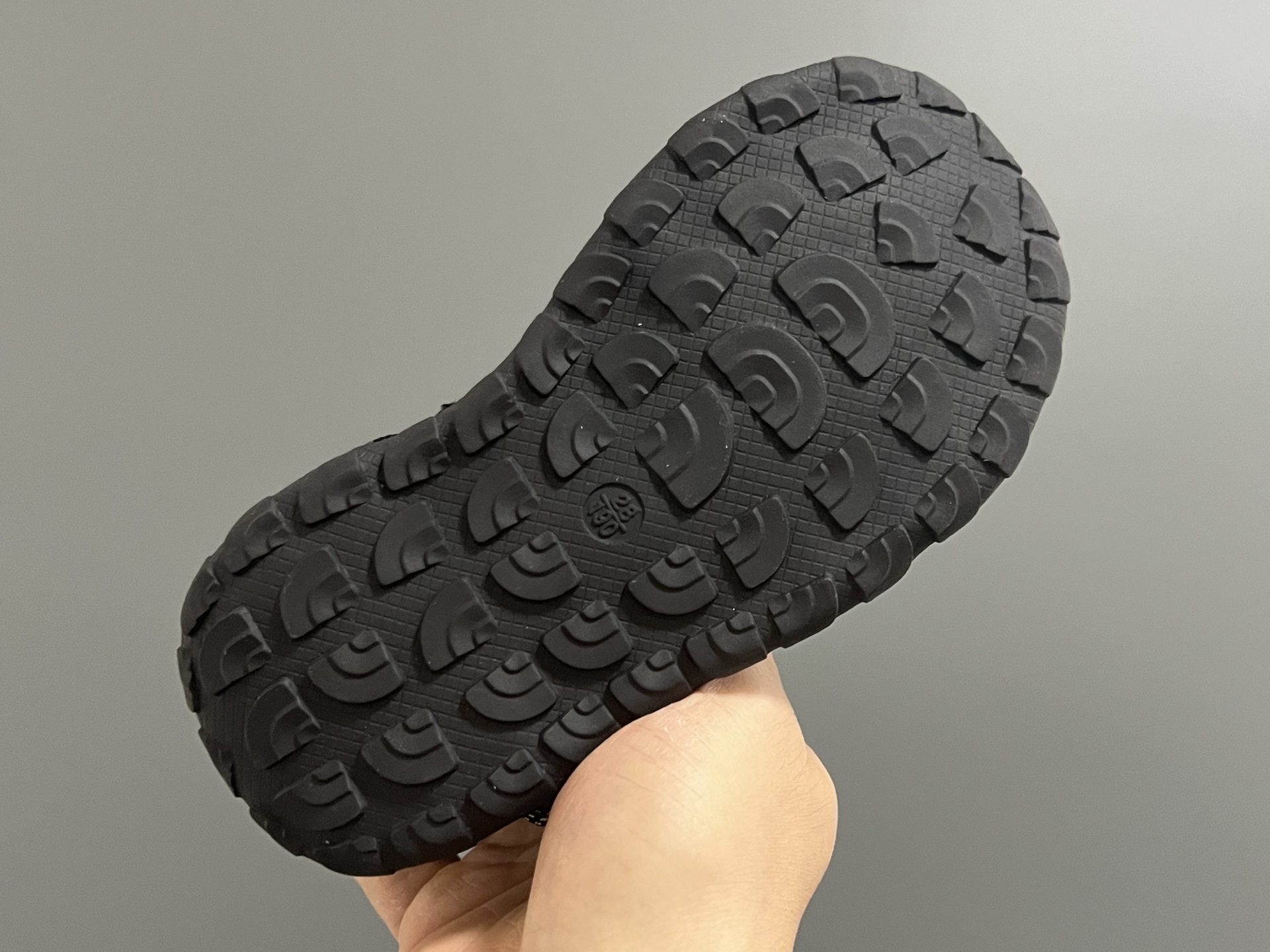 图片[5]-北面新款松紧扣儿童户外溯溪凉鞋 尺码：26-37码 经典北面同款溯溪凉鞋🏕️ 网面镂空设计，透气又舒适☁️ 松紧扣设计，穿脱方便✌🏻 橡胶耐磨防滑大底，脚感不言而喻✔️-选品中心