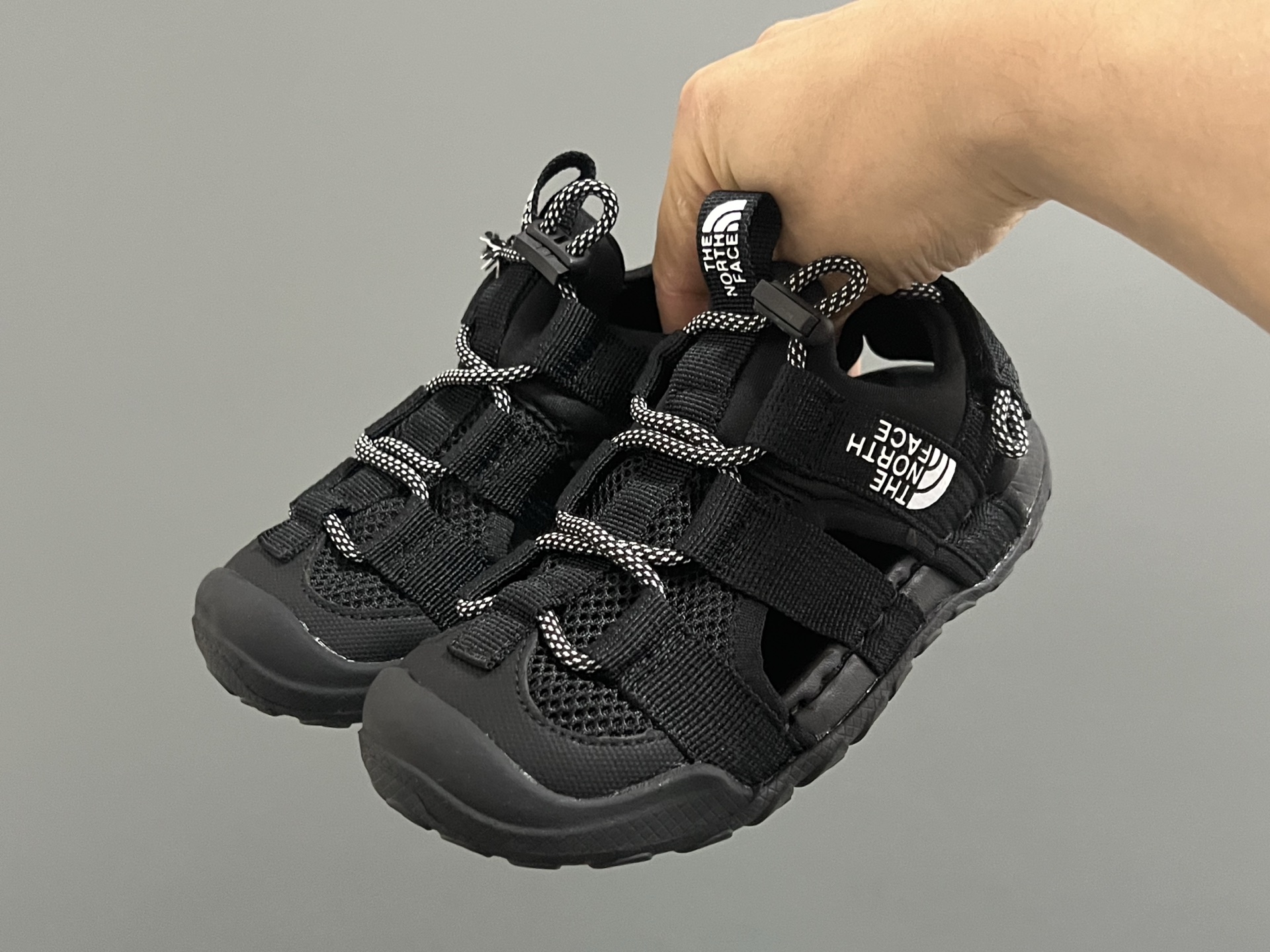 图片[2]-北面新款松紧扣儿童户外溯溪凉鞋 尺码：26-37码 经典北面同款溯溪凉鞋🏕️ 网面镂空设计，透气又舒适☁️ 松紧扣设计，穿脱方便✌🏻 橡胶耐磨防滑大底，脚感不言而喻✔️-选品中心