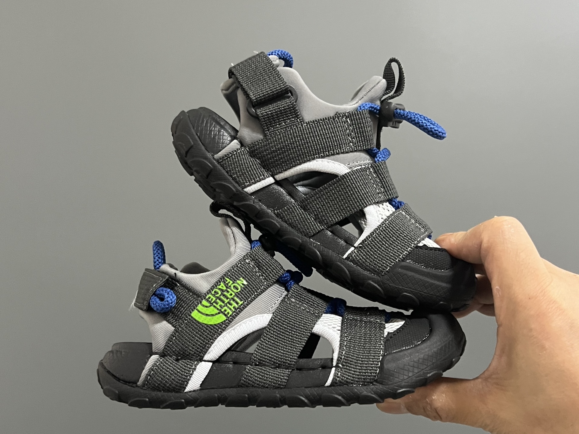 图片[9]-北家新款松紧扣儿童户外溯溪凉鞋 尺码：26-37码 经典北家同款溯溪凉鞋🏕️ 网面镂空设计，透气又舒适☁️ 松紧扣设计，穿脱方便✌🏻 橡胶耐磨防滑大底，脚感不言而喻✔️-选品中心