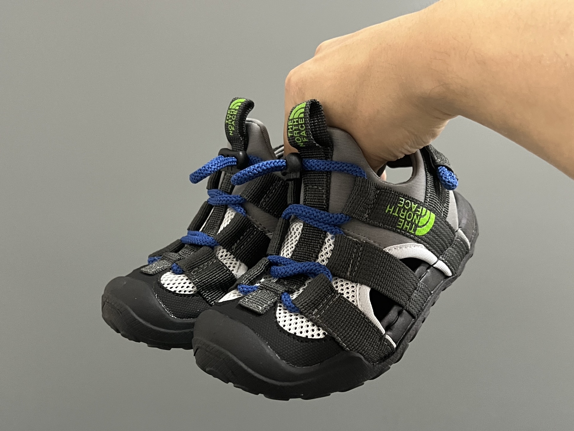 北家新款松紧扣儿童户外溯溪凉鞋 尺码：26-37码 经典北家同款溯溪凉鞋🏕️ 网面镂空设计，透气又舒适☁️ 松紧扣设计，穿脱方便✌🏻 橡胶耐磨防滑大底，脚感不言而喻✔️-选品中心