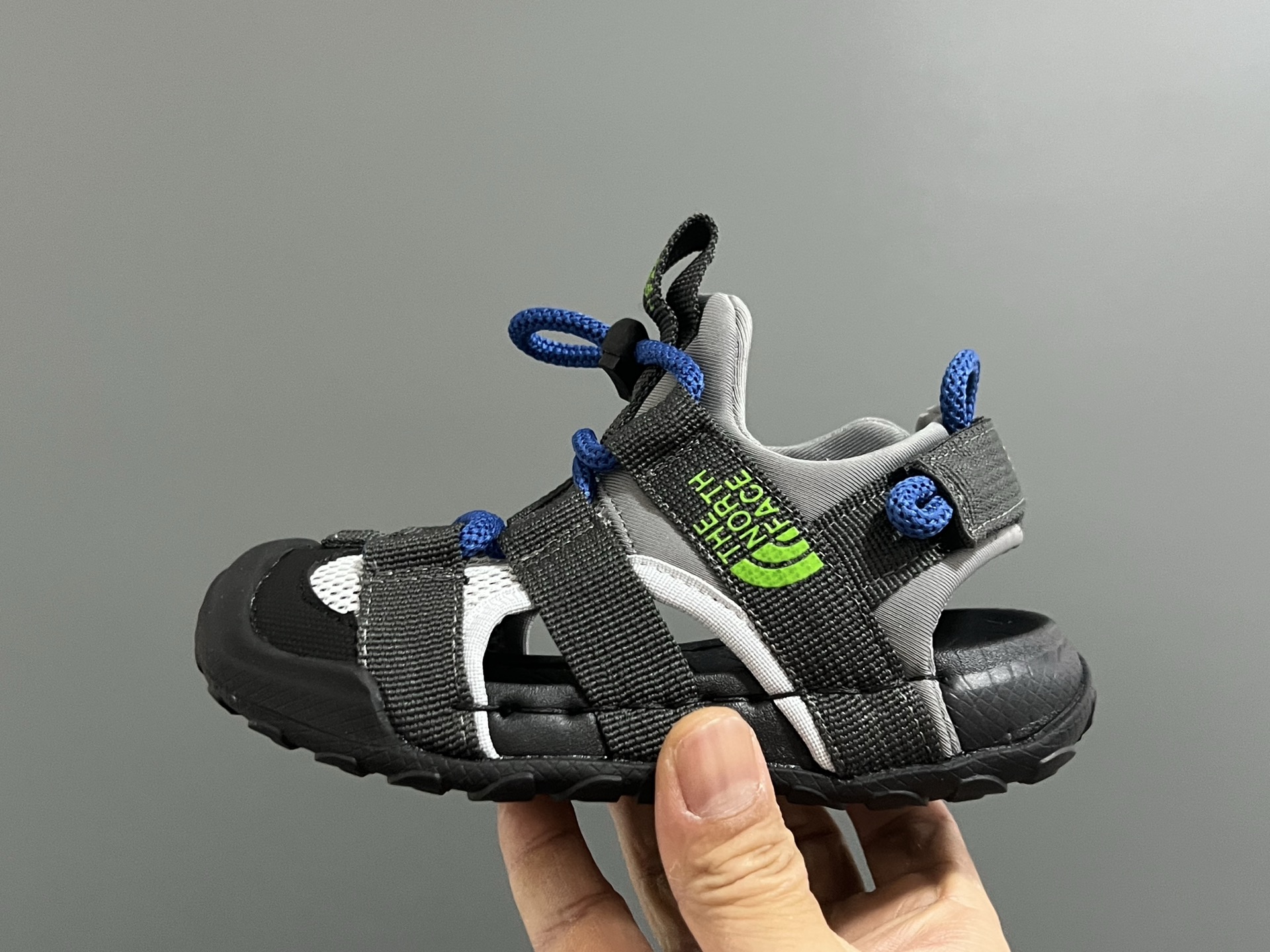 图片[4]-北家新款松紧扣儿童户外溯溪凉鞋 尺码：26-37码 经典北家同款溯溪凉鞋🏕️ 网面镂空设计，透气又舒适☁️ 松紧扣设计，穿脱方便✌🏻 橡胶耐磨防滑大底，脚感不言而喻✔️-选品中心