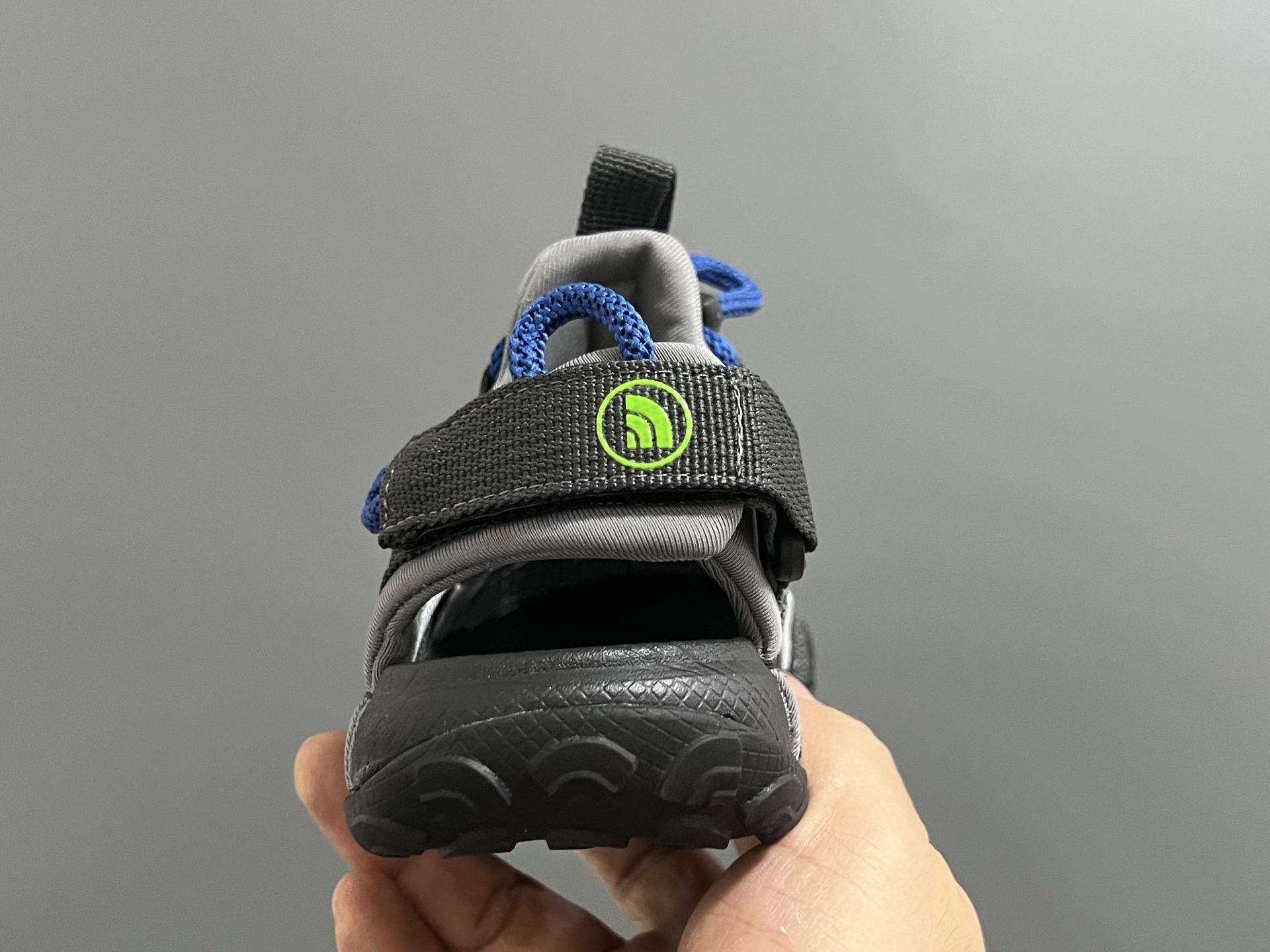 图片[5]-北家新款松紧扣儿童户外溯溪凉鞋 尺码：26-37码 经典北家同款溯溪凉鞋🏕️ 网面镂空设计，透气又舒适☁️ 松紧扣设计，穿脱方便✌🏻 橡胶耐磨防滑大底，脚感不言而喻✔️-选品中心