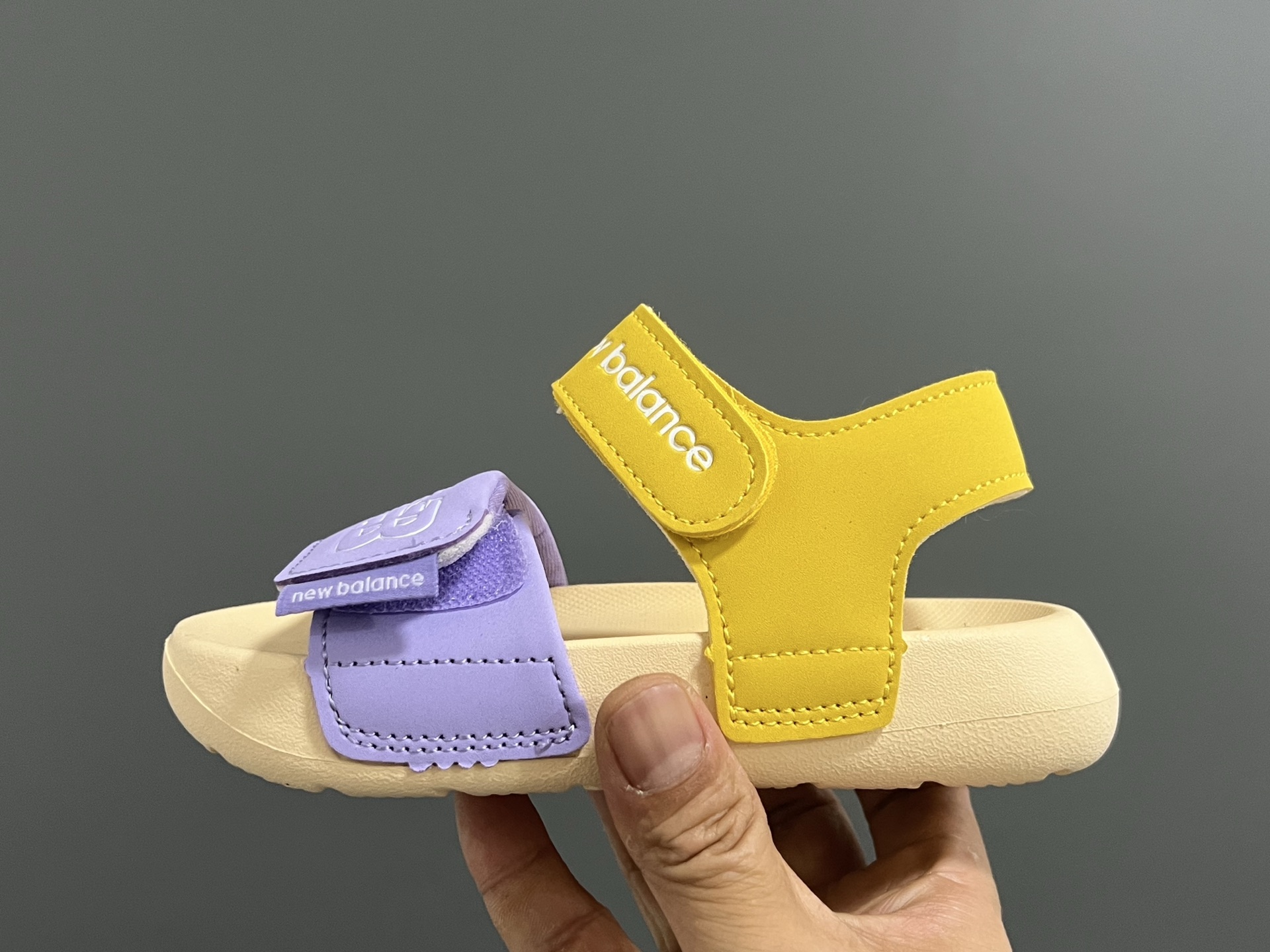 图片[4]-NB新款630露趾儿童魔术贴凉鞋22.5-37码 专柜同步新款🆕 魔术贴设计，穿脱方便✌🏻 超轻EVA大底，脚感超赞👍🏻-选品中心