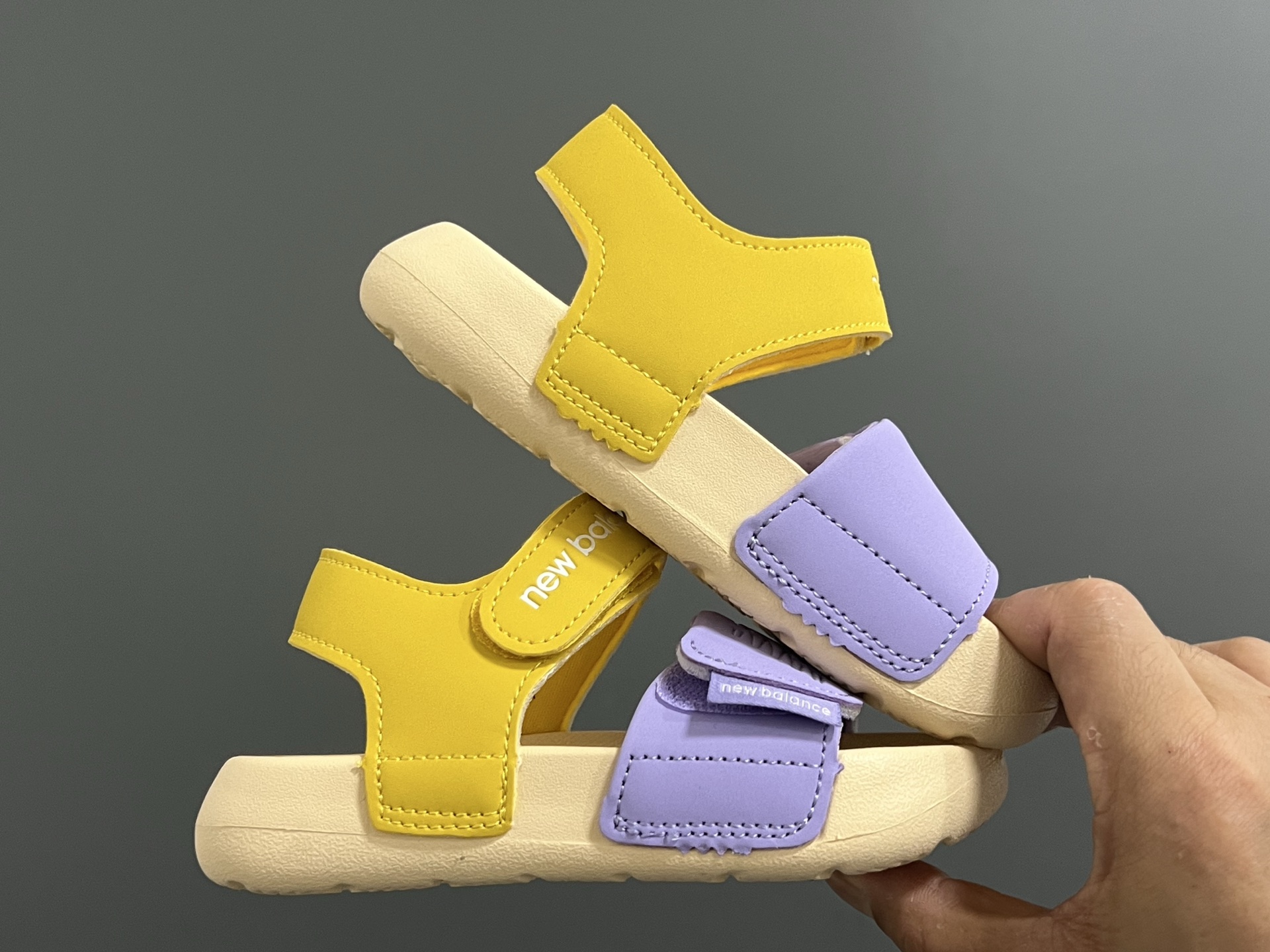 图片[9]-NB新款630露趾儿童魔术贴凉鞋22.5-37码 专柜同步新款🆕 魔术贴设计，穿脱方便✌🏻 超轻EVA大底，脚感超赞👍🏻-选品中心