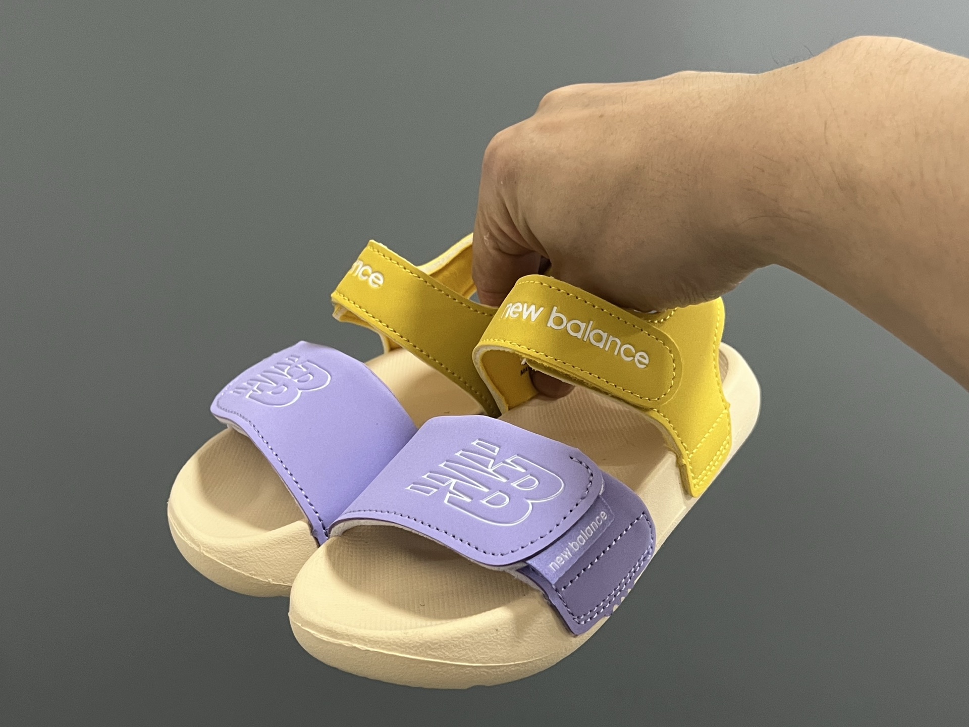 图片[2]-NB新款630露趾儿童魔术贴凉鞋22.5-37码 专柜同步新款🆕 魔术贴设计，穿脱方便✌🏻 超轻EVA大底，脚感超赞👍🏻-选品中心