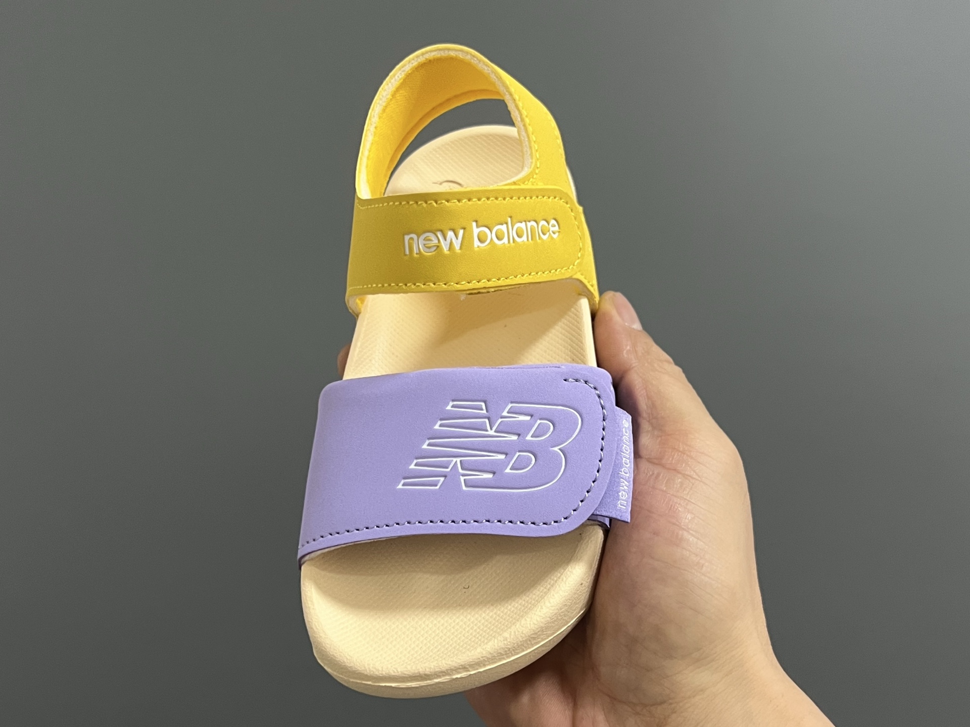 图片[3]-NB新款630露趾儿童魔术贴凉鞋22.5-37码 专柜同步新款🆕 魔术贴设计，穿脱方便✌🏻 超轻EVA大底，脚感超赞👍🏻-选品中心