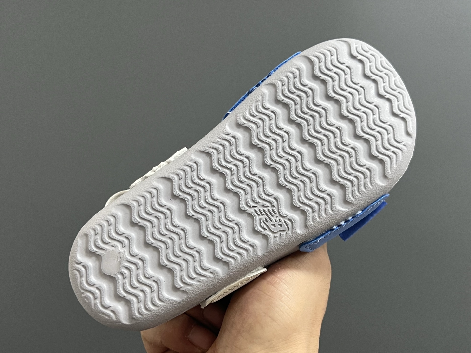 图片[5]-NB新款630露趾儿童魔术贴凉鞋22.5-37码 专柜同步新款🆕 魔术贴设计，穿脱方便✌🏻 超轻EVA大底，脚感超赞👍🏻-选品中心